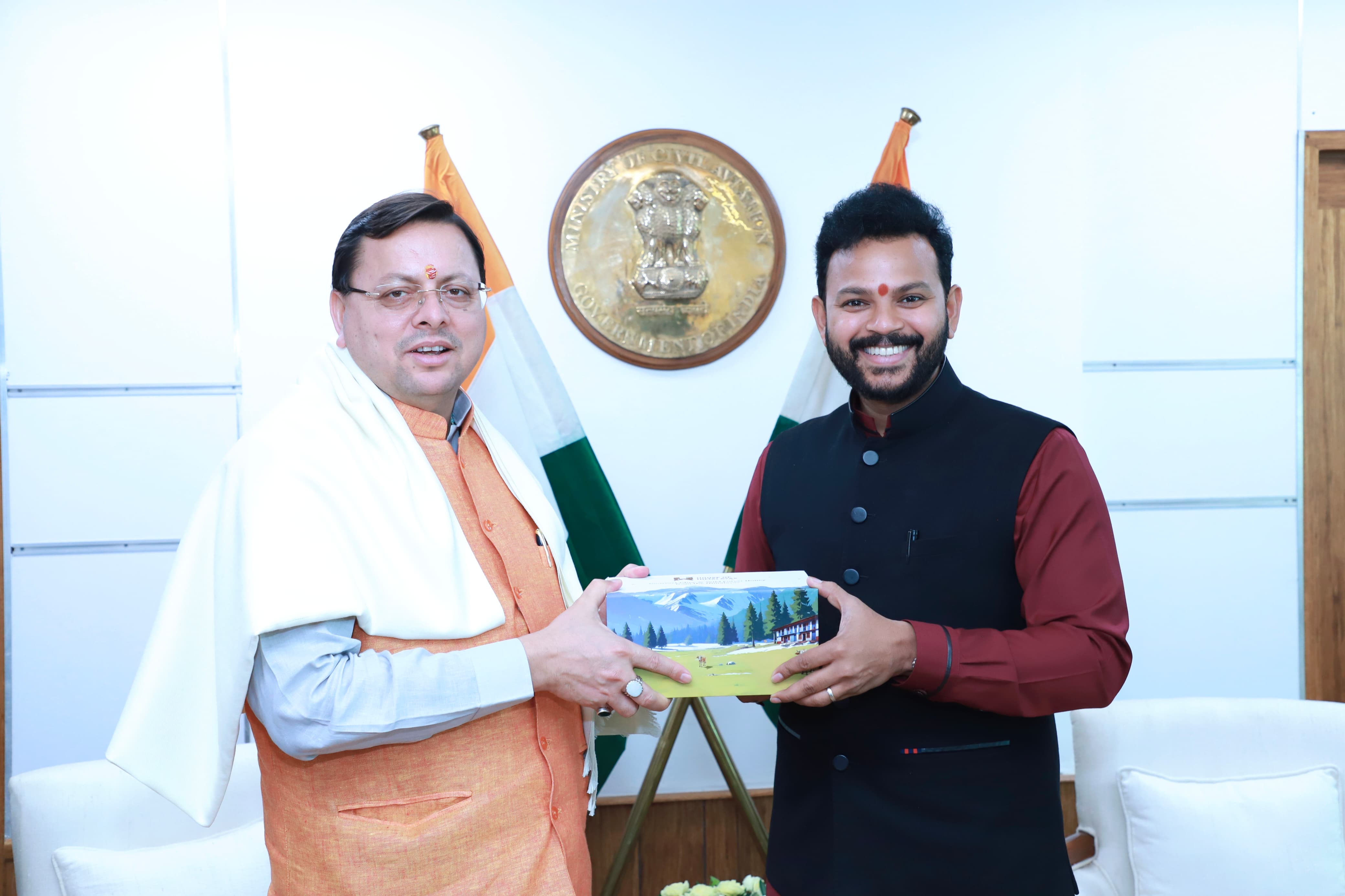 मुख्यमंत्री  पुष्कर सिंह धामी मंगलवार को नई दिल्ली में केंद्रीय नागरिक उड्डयन मंत्री से  भेंट करते हुए।