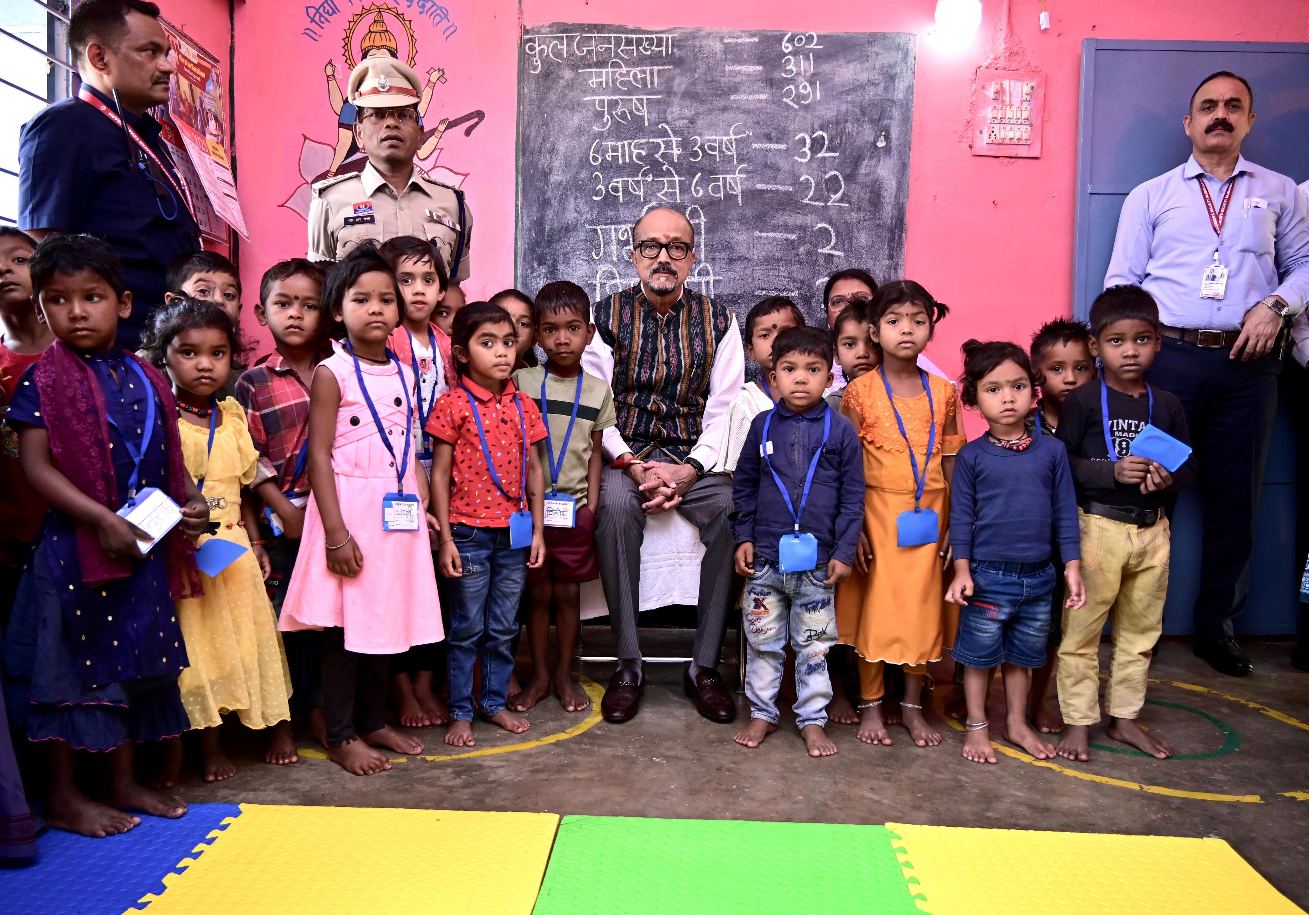 स्कूली बच्चों के बीच पहुंचे राज्यपाल रमेन डेका स्कूली बच्चों के बीच पहुंचे राज्यपाल रमेन डेका