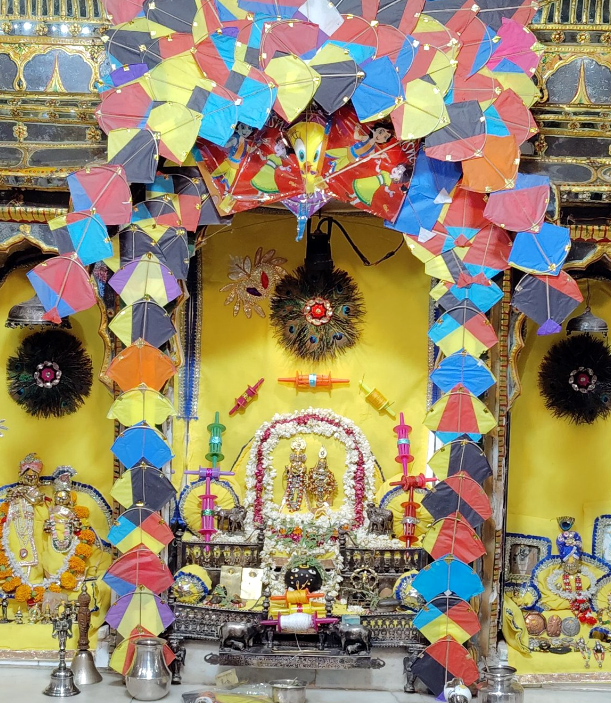 ठाकुर जी को भेंट की पतंग व डोर : अनेक मंदिरों को पतंगों से सजाया