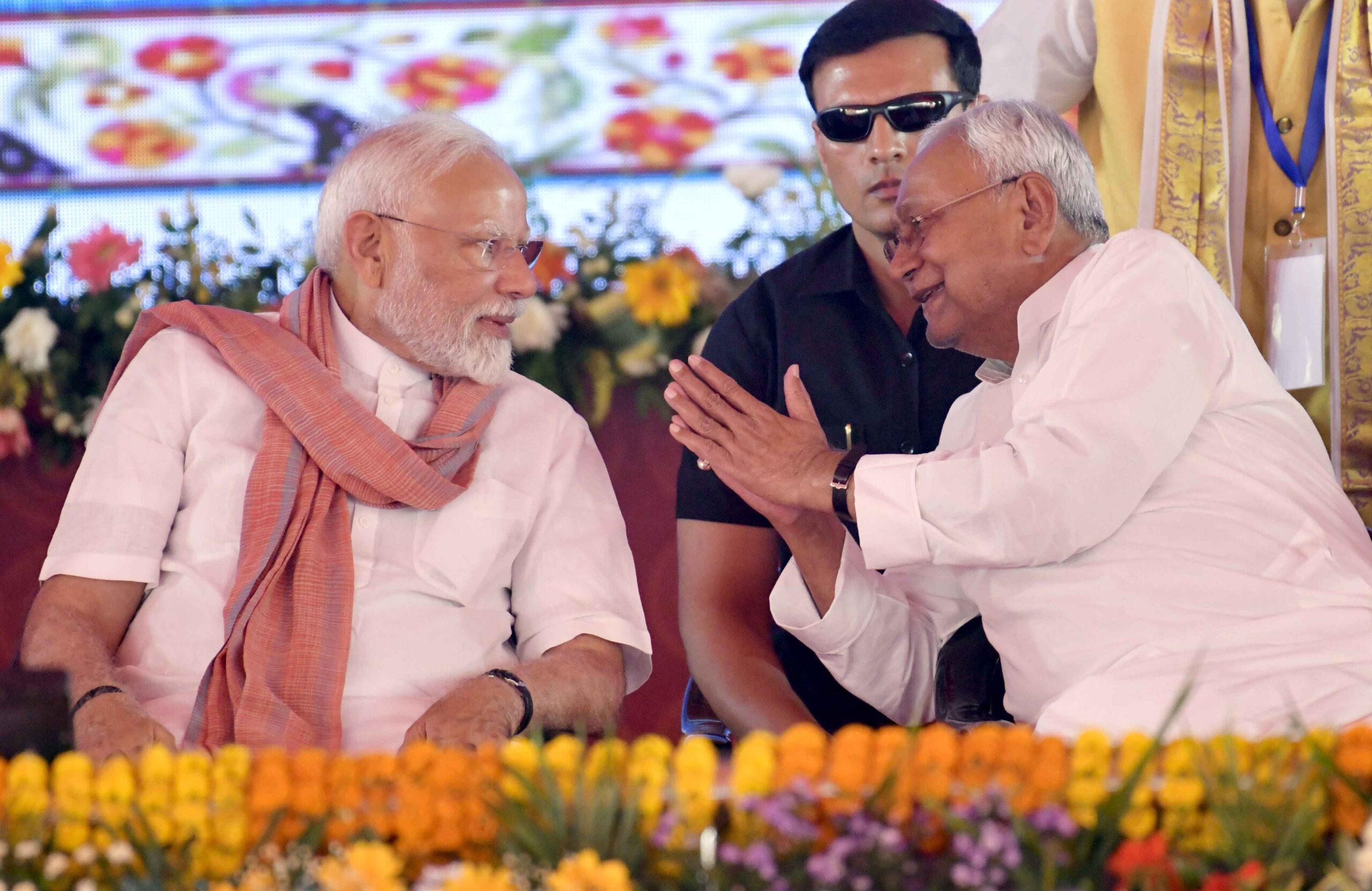 प्रधानमंत्री नरेन्द्र मोदी और मुख्यमंत्री नीतीश कुमार मधुबनी के झंझारपुर में राष्ट्रीय पंचायती राज दिवस कार्यक्रम के दौरान