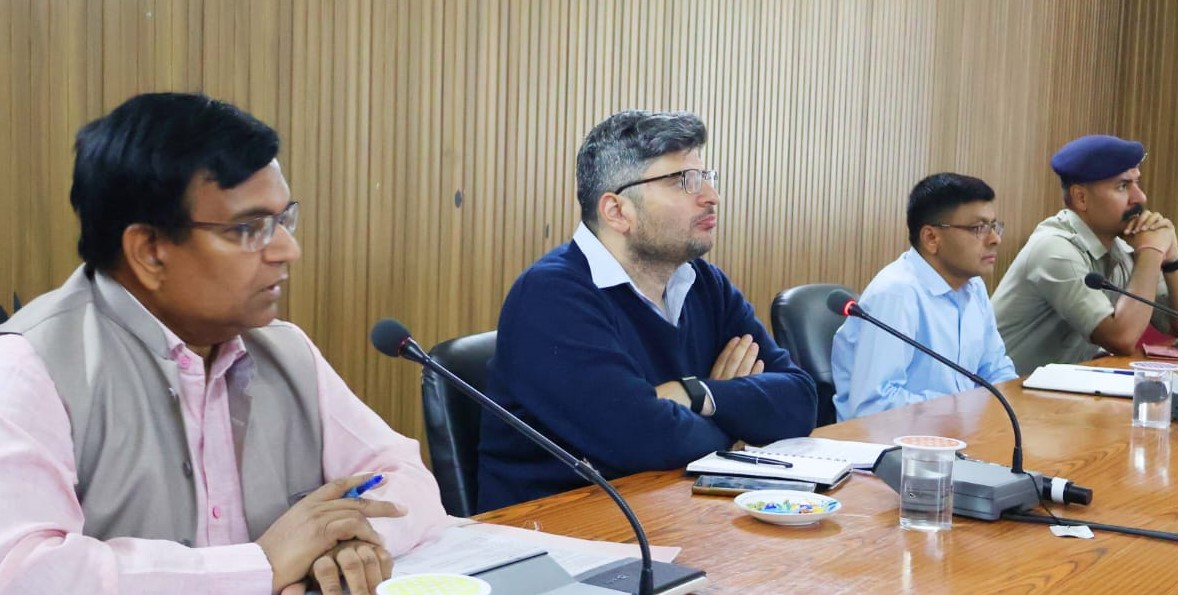 गोपेश्वर में चारधाम यात्रा को लेकर अधिकारियों को निर्देश देते हुए डीएम। गोपेश्वर में चारधाम यात्रा को लेकर अधिकारियों को निर्देश देते हुए डीएम।