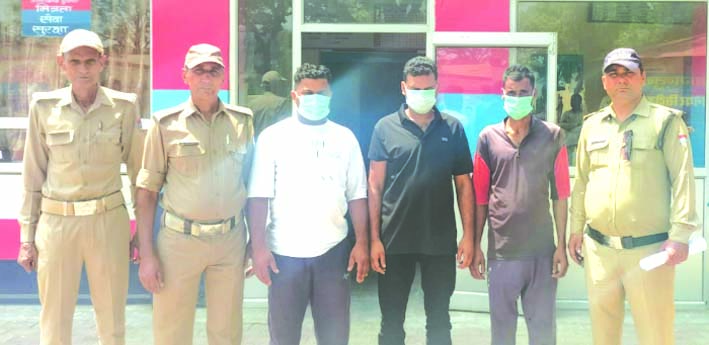 मंगलौर पुलिस की गिरफ्त में आरोपित मंगलौर पुलिस की गिरफ्त में आरोपित