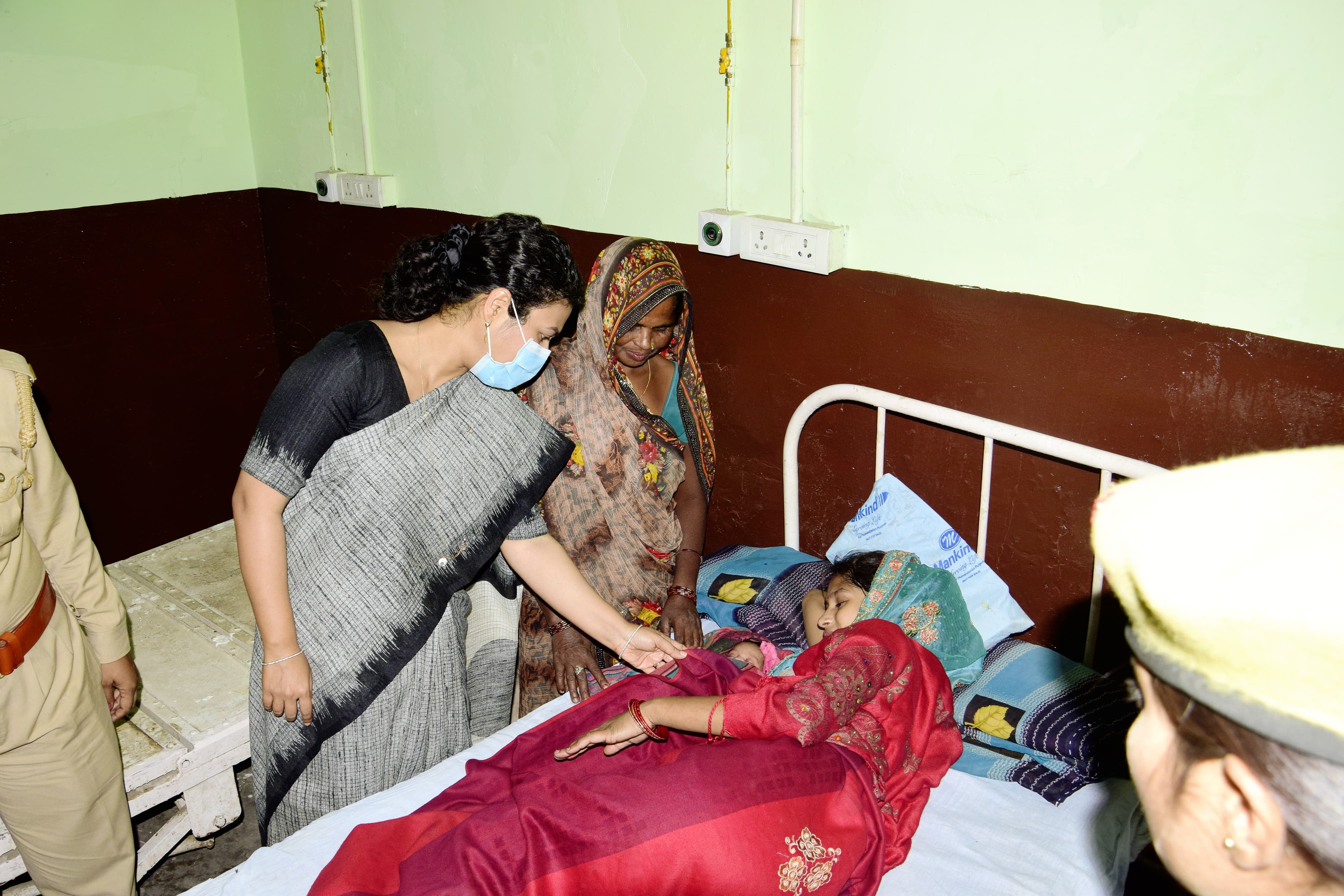 भर्ती मरीज से बात करती डीएम दुर्गा शक्ति नागपाल