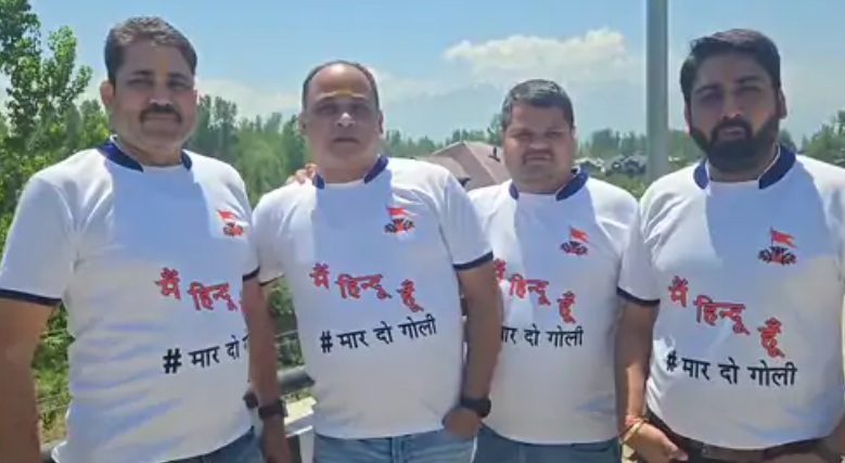 सूरत के युवकों ने लाल चौक पर फहराया तिरंगा, अलग अंदाज में जताया आतंकी हमले का विरोध