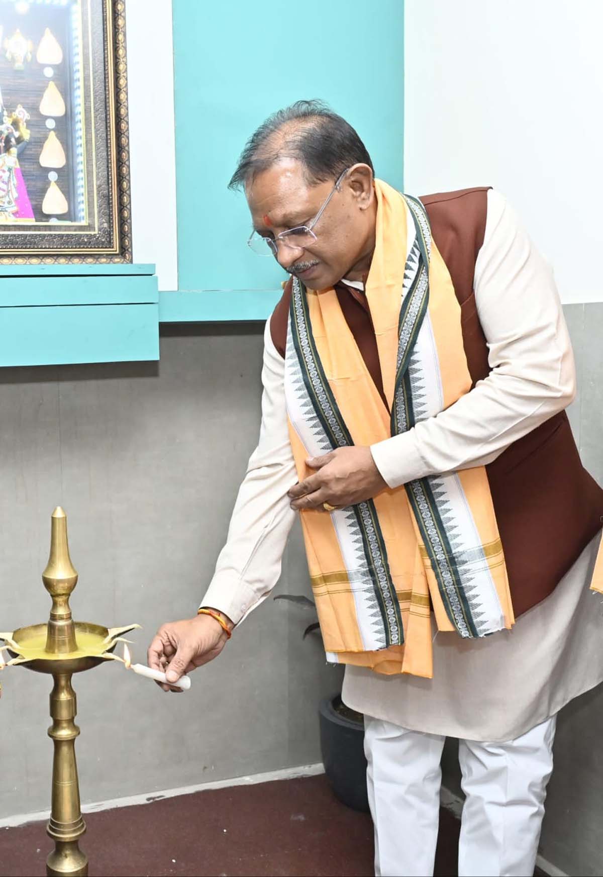 मुख्यमंत्री साय दीप प्रज्ज्वलित कर अस्पताल का उद्घाटन करते मुख्यमंत्री साय दीप प्रज्ज्वलित कर अस्पताल का उद्घाटन करते