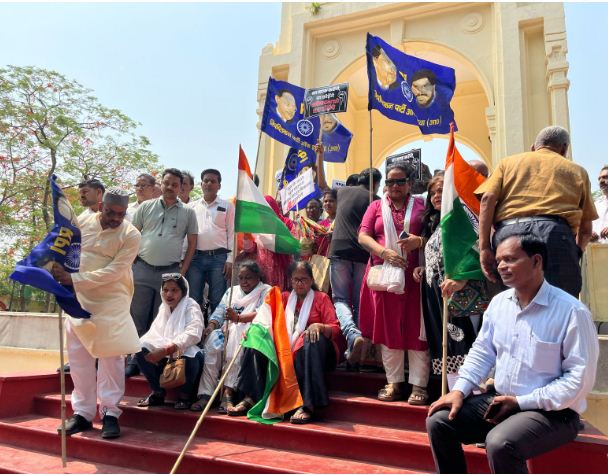 पहलगाम आतंकी हमले के खिलाफ आरपीआई ने किया प्रदर्शन