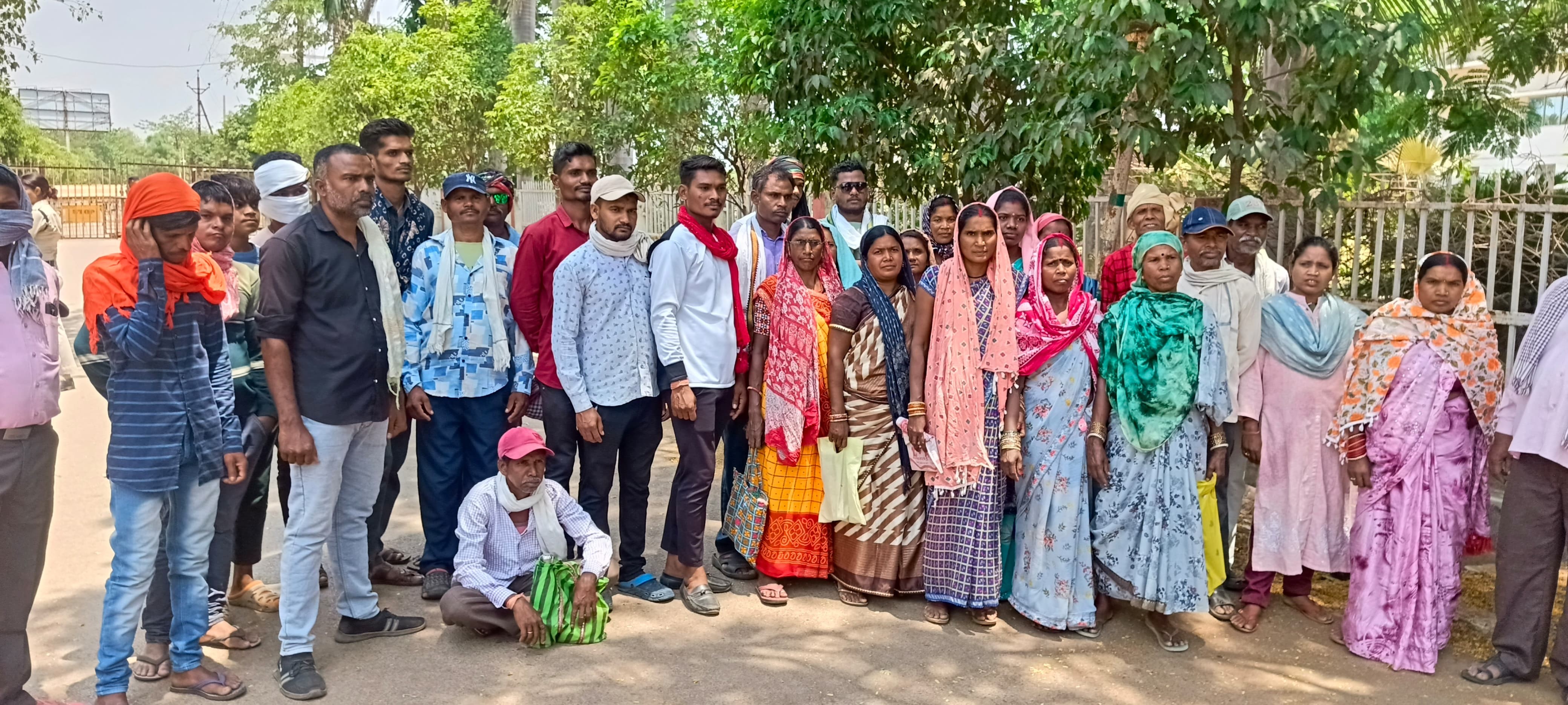 कलेक्ट्रेट कार्यालय के सामने पेयजल संकट से निजात दिलाने प्रदर्शन करते हुए ग्रामीणों की भीड़। कलेक्ट्रेट कार्यालय के सामने पेयजल संकट से निजात दिलाने प्रदर्शन करते हुए ग्रामीणों की भीड़।