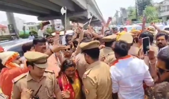 हाथों में फरसा कटार लेकर निकले ब्राह्मण परिषद के कार्यकर्ताओं को पुलिस ने रोका