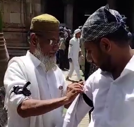 अहमदाबाद में मुसलमानों ने काली पट्टी बांध कर की जुमे की नमाज
