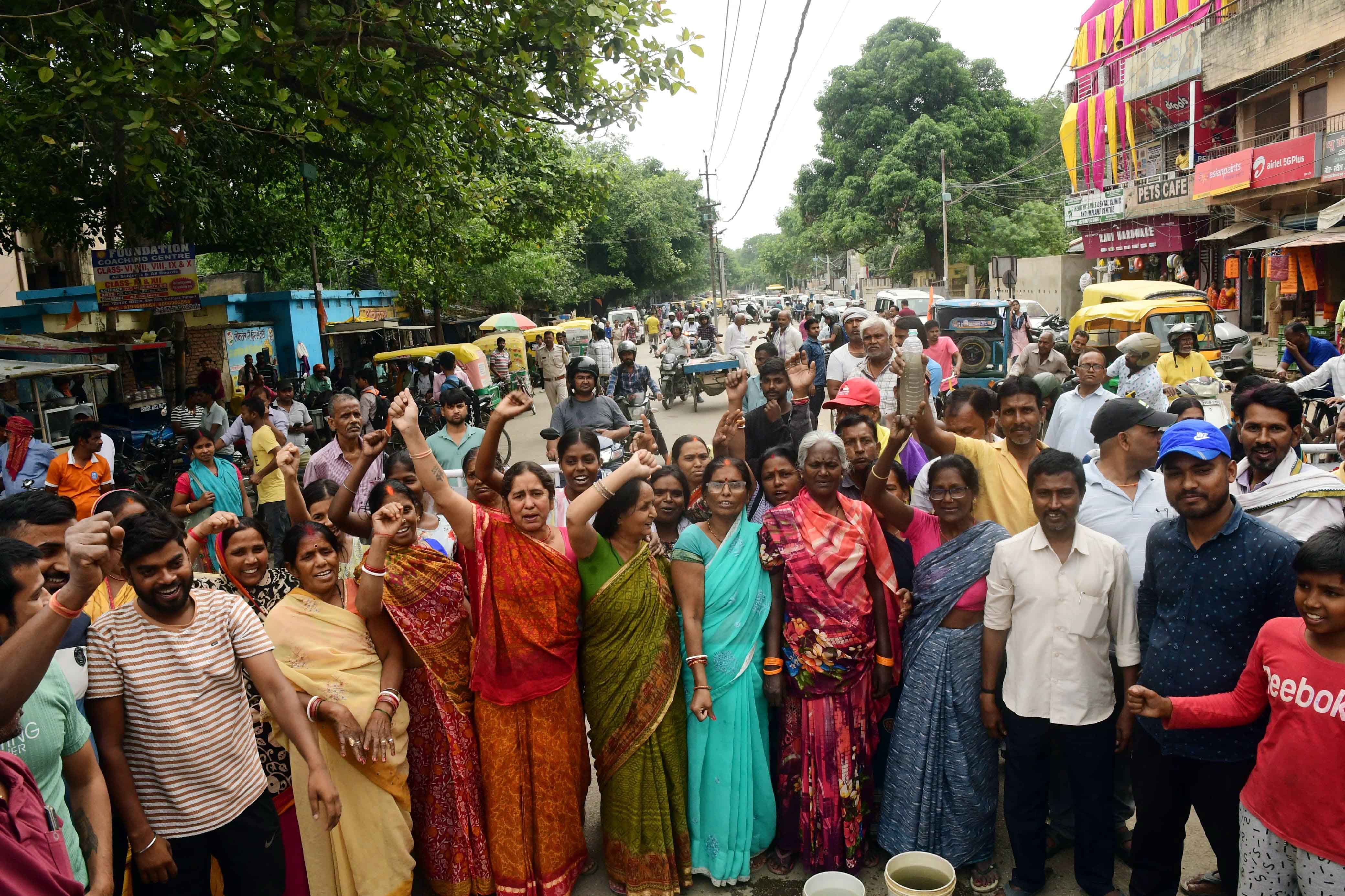 लोदीपुर पुलिस लाइन के पास नगर निगम द्वारा गन्दा पानी सप्लाई के खिलाफ प्रदर्शन करते लोदीपुर पुलिस लाइन के पास नगर निगम द्वारा गन्दा पानी सप्लाई के खिलाफ प्रदर्शन करते