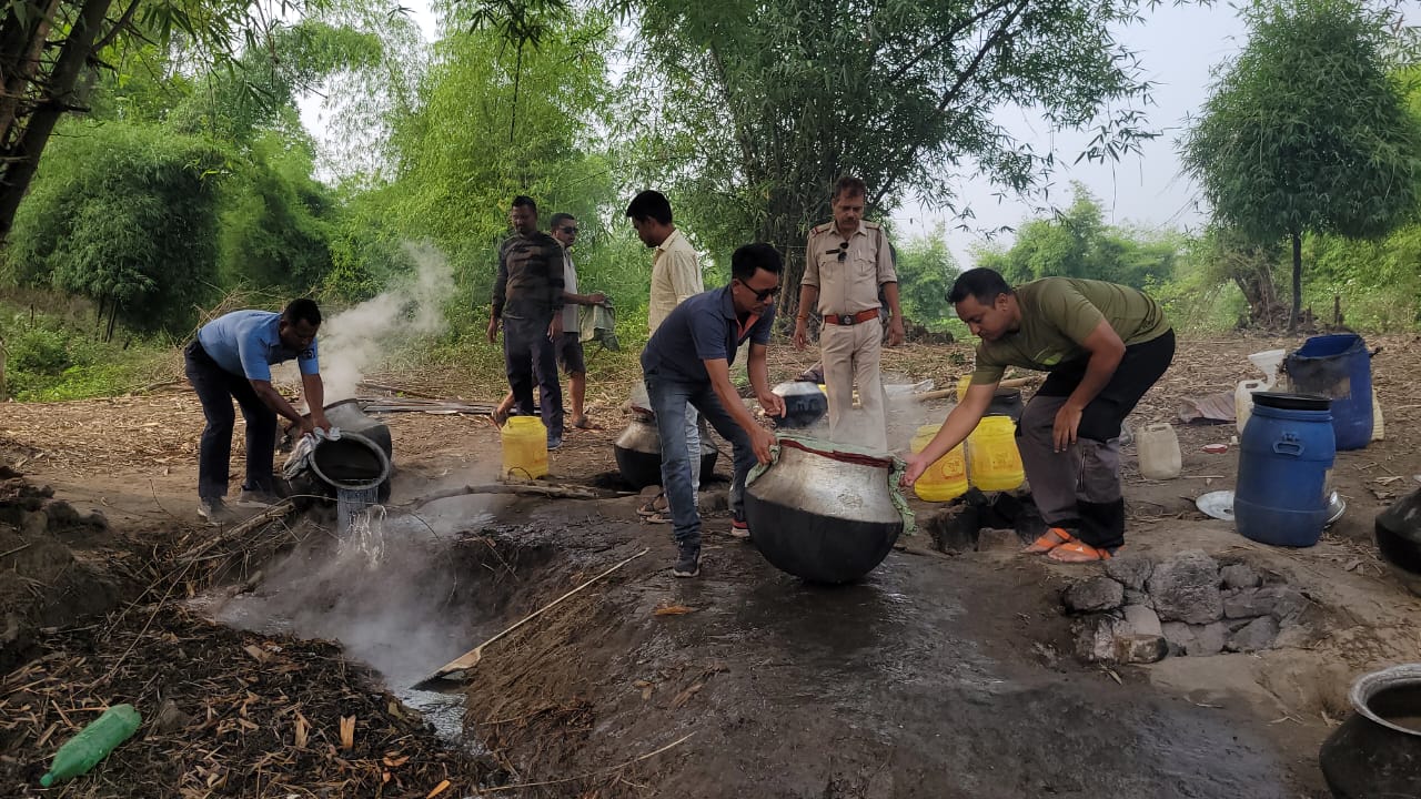 शराब के अवैध कारोबार पर पुलिस की कार्रवाई, चार भट्टियां नष्ट