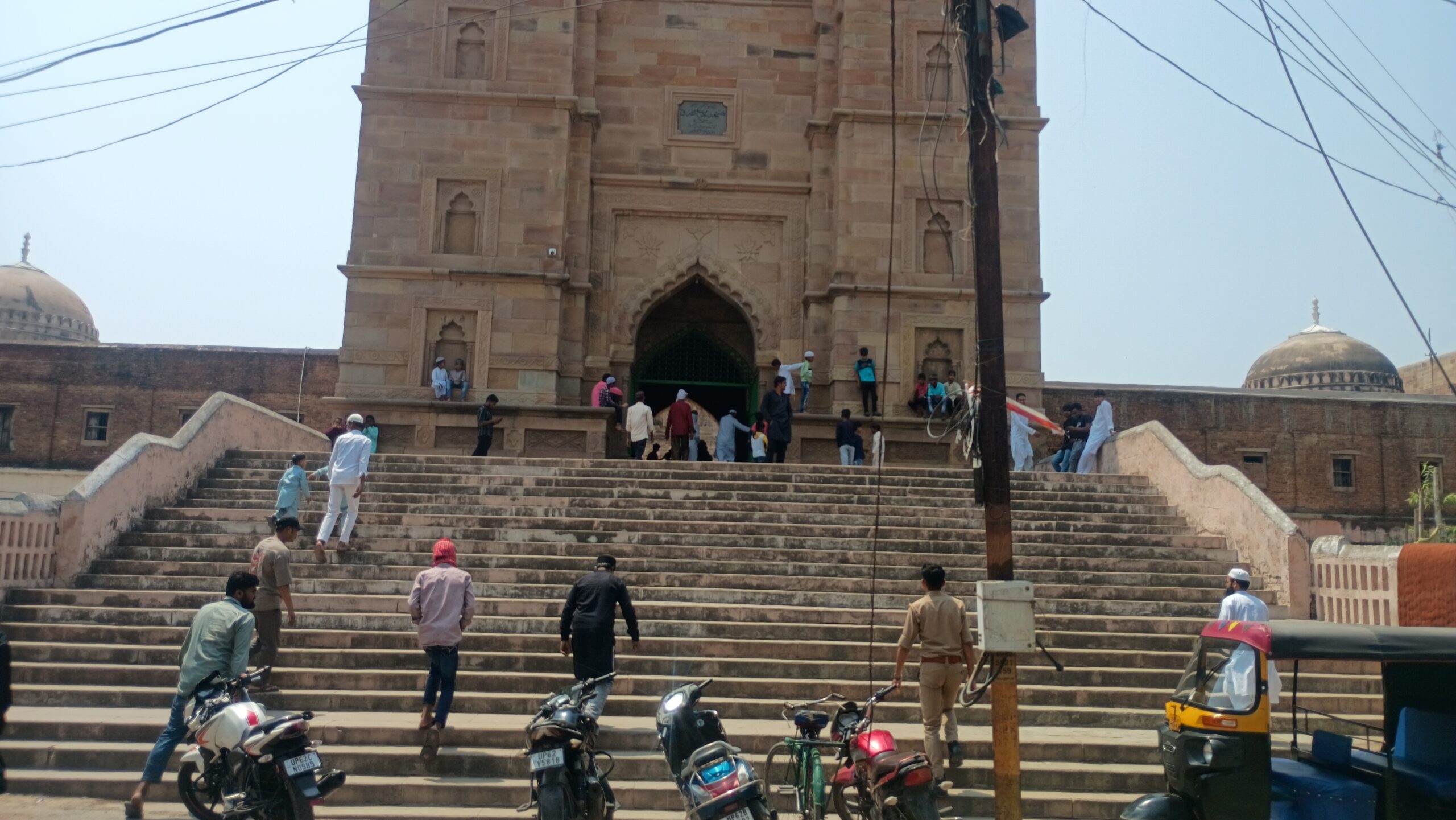 अवैध मदरसा कराया गया बन्द, दी गयी नोटिस