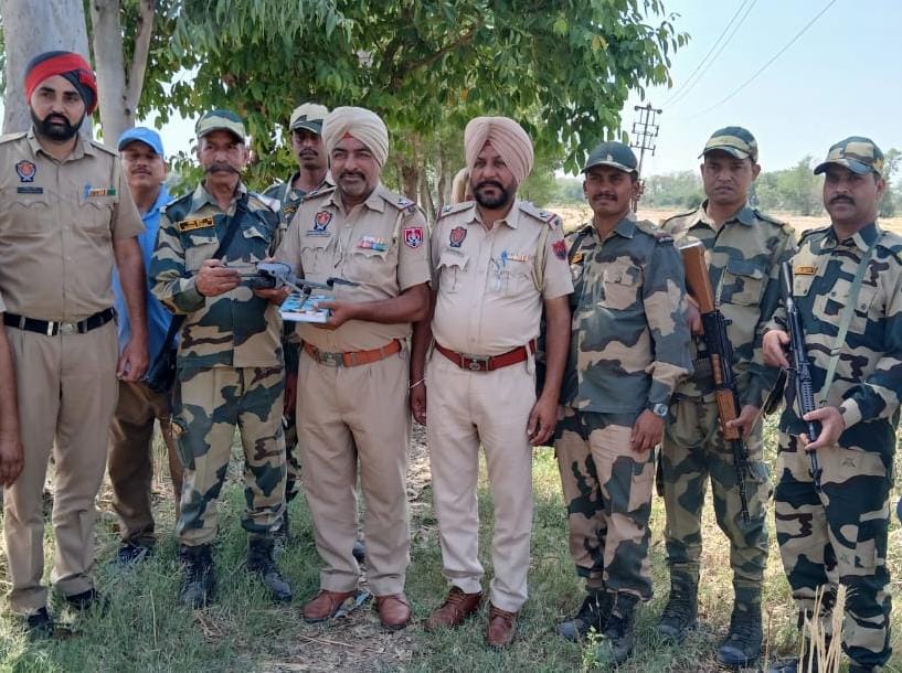 सीमावर्ती गांव से बीएसएफ ने बरामद किए हथियार व ड्रोन, दाे गिरफ्तार