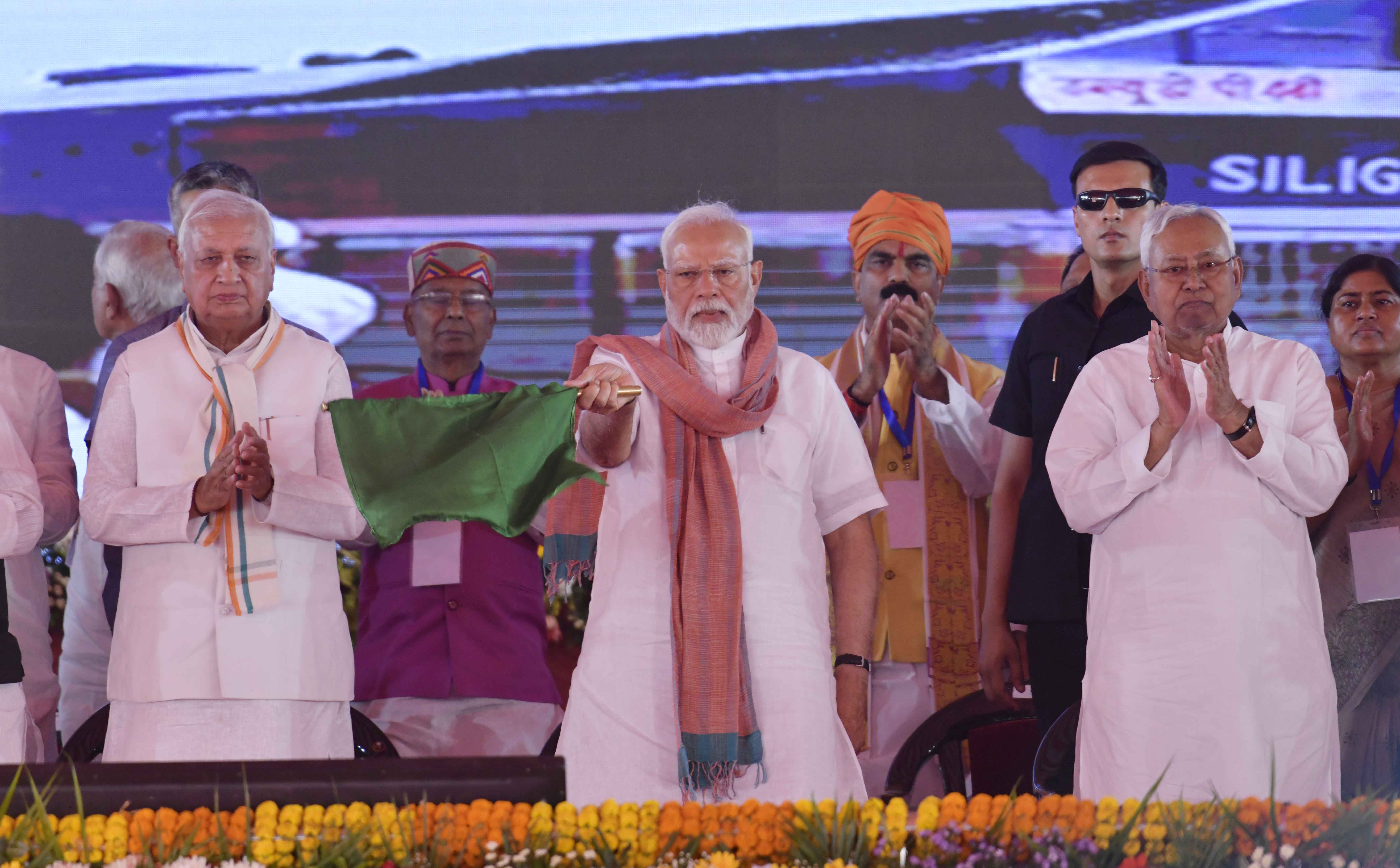 प्रधानमंत्री नरेंद्र मोदी ने मधुबनी के झंझारपुर में राष्ट्रीय पंचायती राज दिवस कार्यक्रम के दौरान कई विकास परियोजनाओं का उद्घाटन, शिलान्यास करते प्रधानमंत्री नरेंद्र मोदी ने मधुबनी के झंझारपुर में राष्ट्रीय पंचायती राज दिवस कार्यक्रम के दौरान कई विकास परियोजनाओं का उद्घाटन, शिलान्यास करते