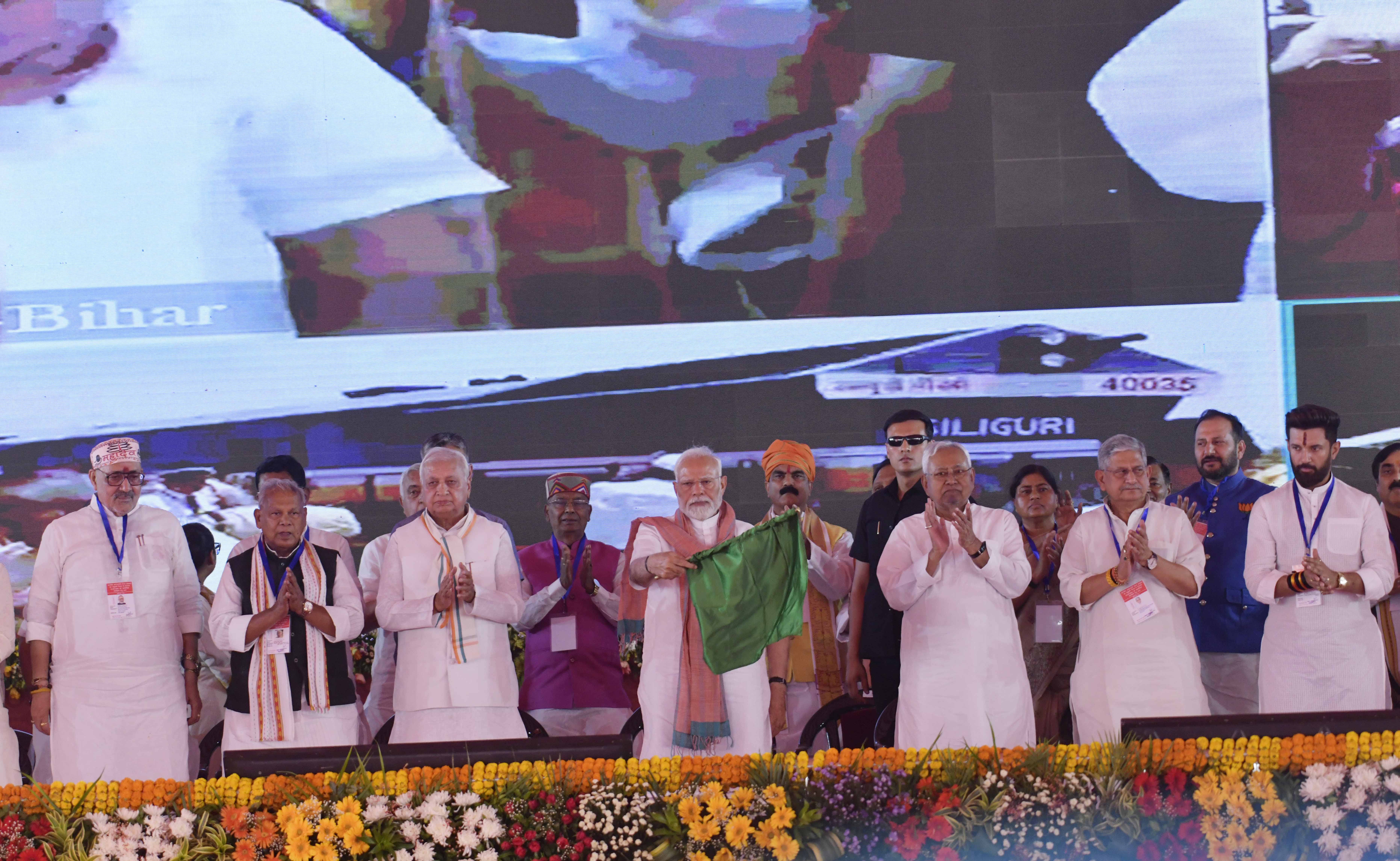 प्रधानमंत्री नरेंद्र मोदी ने मधुबनी के झंझारपुर में राष्ट्रीय पंचायती राज दिवस कार्यक्रम के दौरान कई विकास परियोजनाओं का उद्घाटन, शिलान्यास करते प्रधानमंत्री नरेंद्र मोदी ने मधुबनी के झंझारपुर में राष्ट्रीय पंचायती राज दिवस कार्यक्रम के दौरान कई विकास परियोजनाओं का उद्घाटन, शिलान्यास करते