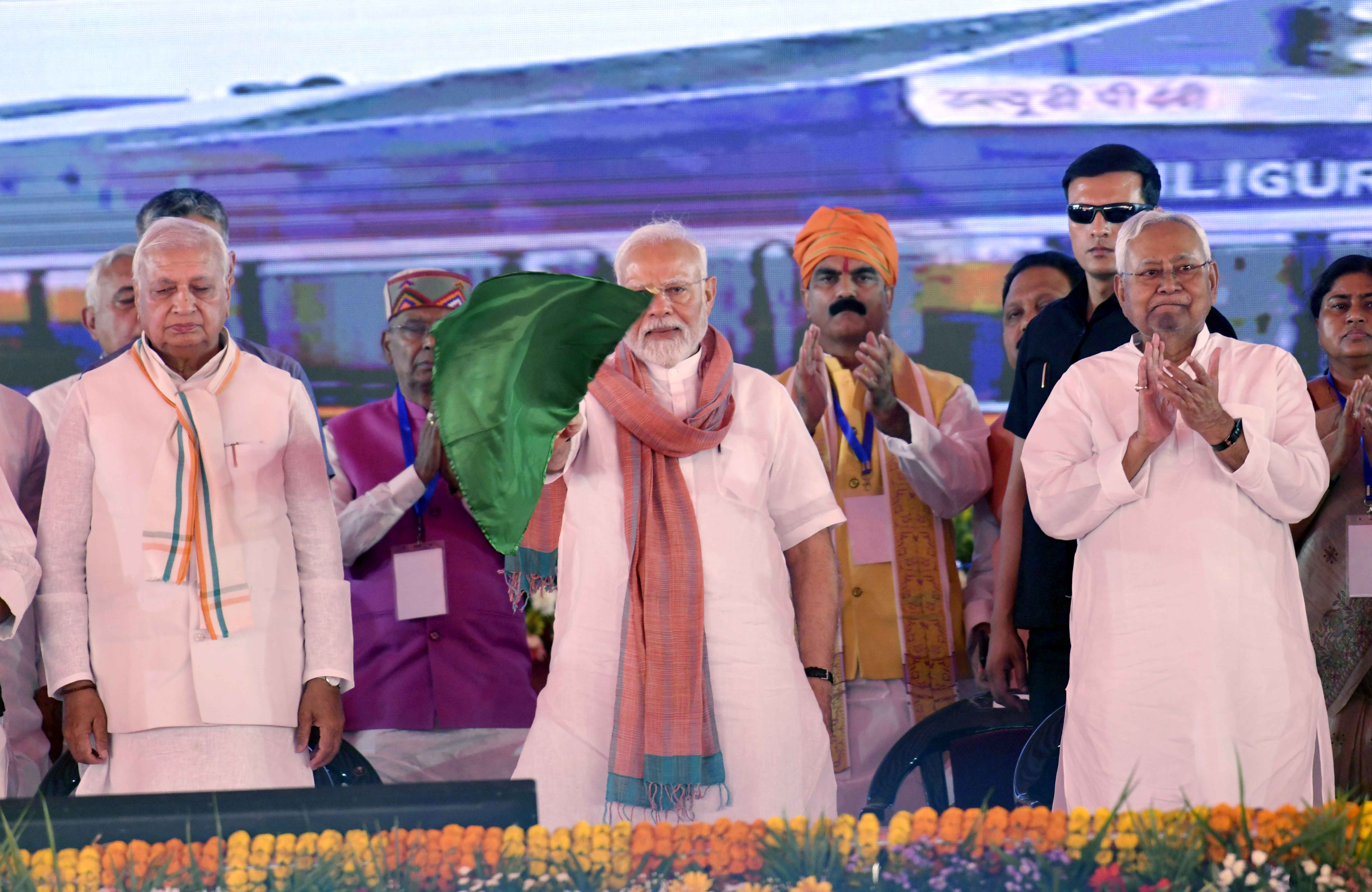 प्रधानमंत्री नरेंद्र मोदी ने मधुबनी के झंझारपुर में राष्ट्रीय पंचायती राज दिवस कार्यक्रम के दौरान कई विकास परियोजनाओं का उद्घाटन, शिलान्यास करते प्रधानमंत्री नरेंद्र मोदी ने मधुबनी के झंझारपुर में राष्ट्रीय पंचायती राज दिवस कार्यक्रम के दौरान कई विकास परियोजनाओं का उद्घाटन, शिलान्यास करते