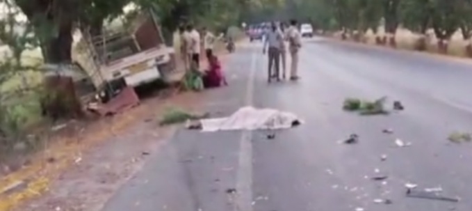 पिकअप वैन और बाइक में टक्कर, पुलिसकर्मी समेत 3 की मौत