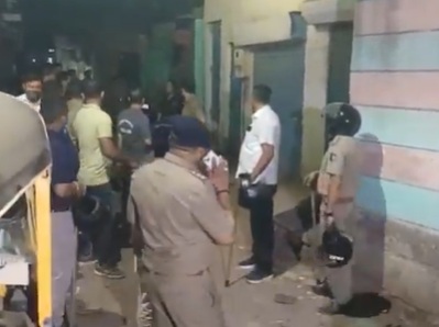 अहमदाबाद में सर्च ऑपरेशन करती पुलिस अहमदाबाद में सर्च ऑपरेशन करती पुलिस