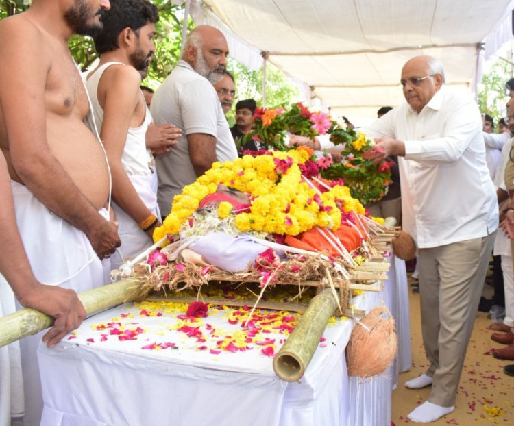 पहलगाम आतंकी हमले में मारे गए पिता-पुत्र को श्रद्धांजलि देने पहुंचे मुख्यमंत्री
