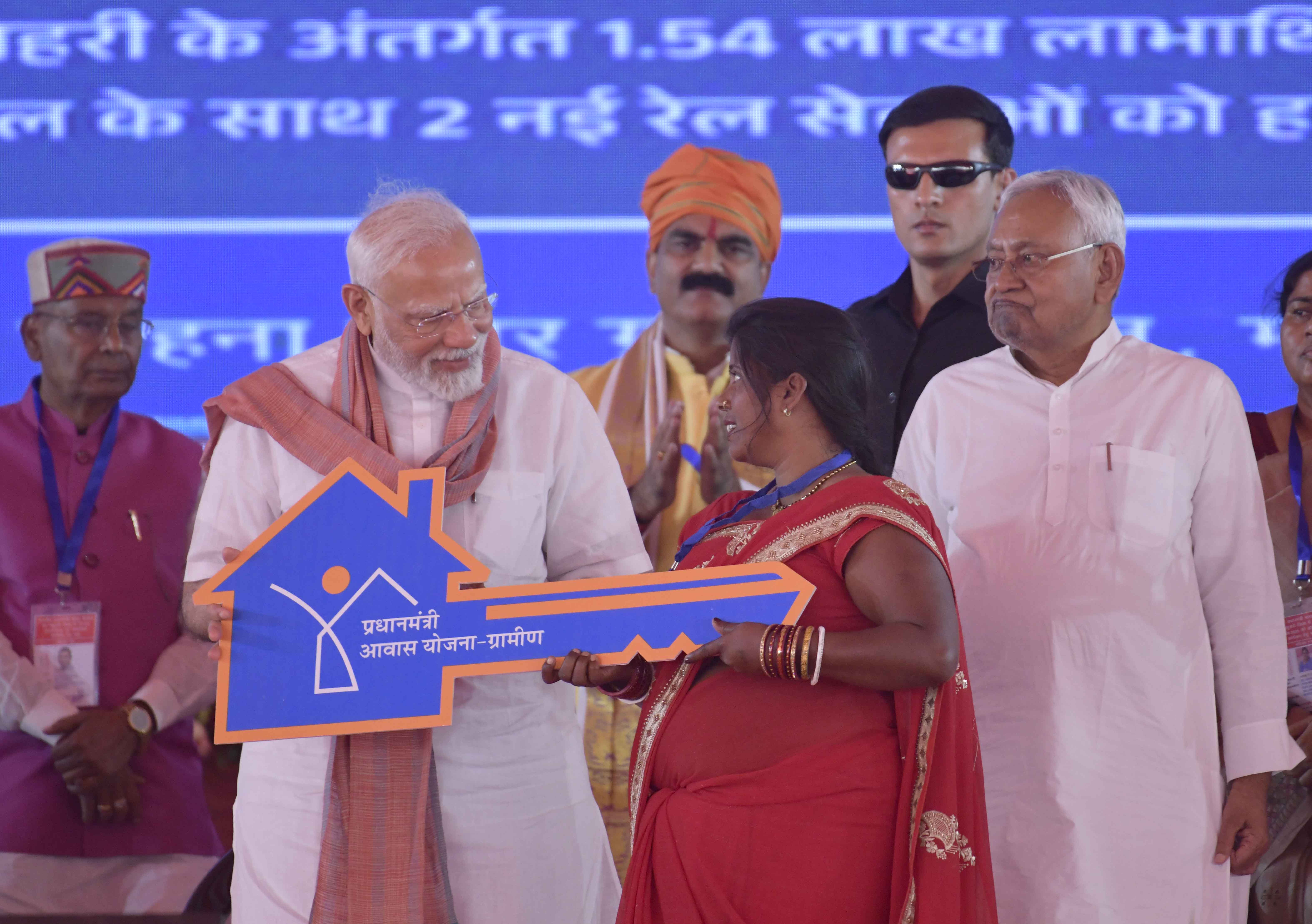 प्रधानमंत्री नरेंद्र मोदी ने मधुबनी के झंझारपुर में राष्ट्रीय पंचायती राज दिवस कार्यक्रम के दौरान कई विकास परियोजनाओं का उद्घाटन, शिलान्यास करते प्रधानमंत्री नरेंद्र मोदी ने मधुबनी के झंझारपुर में राष्ट्रीय पंचायती राज दिवस कार्यक्रम के दौरान कई विकास परियोजनाओं का उद्घाटन, शिलान्यास करते