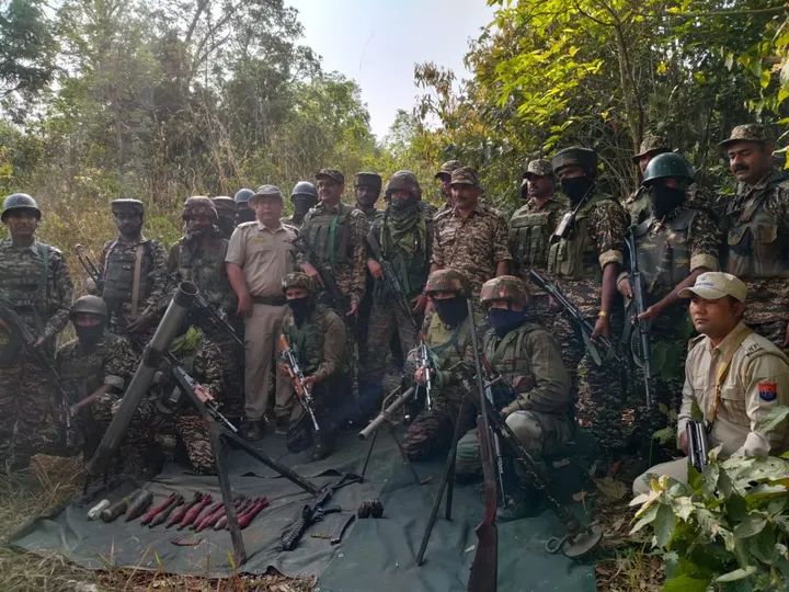 मणिपुर में बरामद हथियार और विस्फोटकों की तस्वीर।