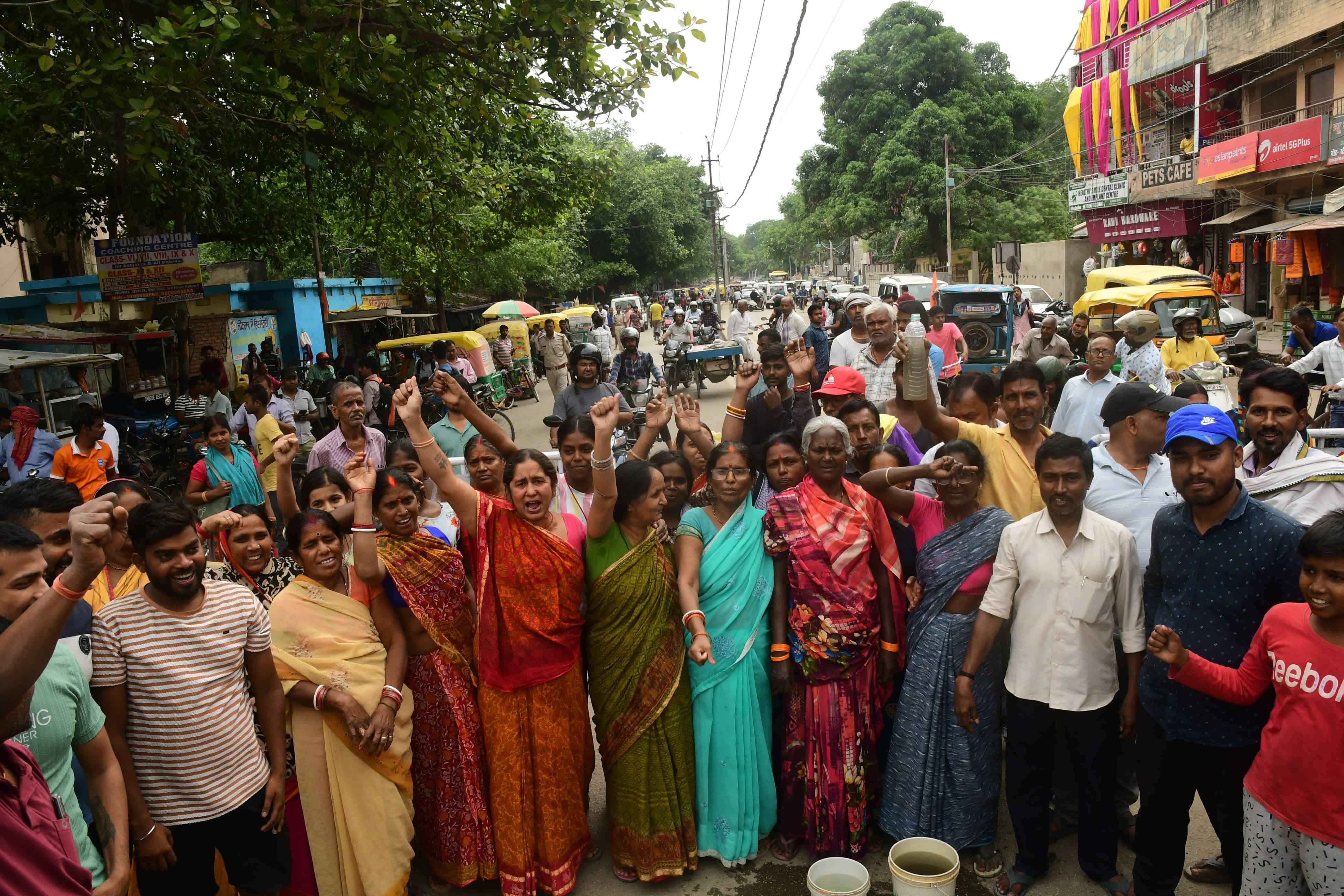 लोदीपुर पुलिस लाइन के पास नगर निगम द्वारा गन्दा पानी सप्लाई के खिलाफ प्रदर्शन करते लोदीपुर पुलिस लाइन के पास नगर निगम द्वारा गन्दा पानी सप्लाई के खिलाफ प्रदर्शन करते
