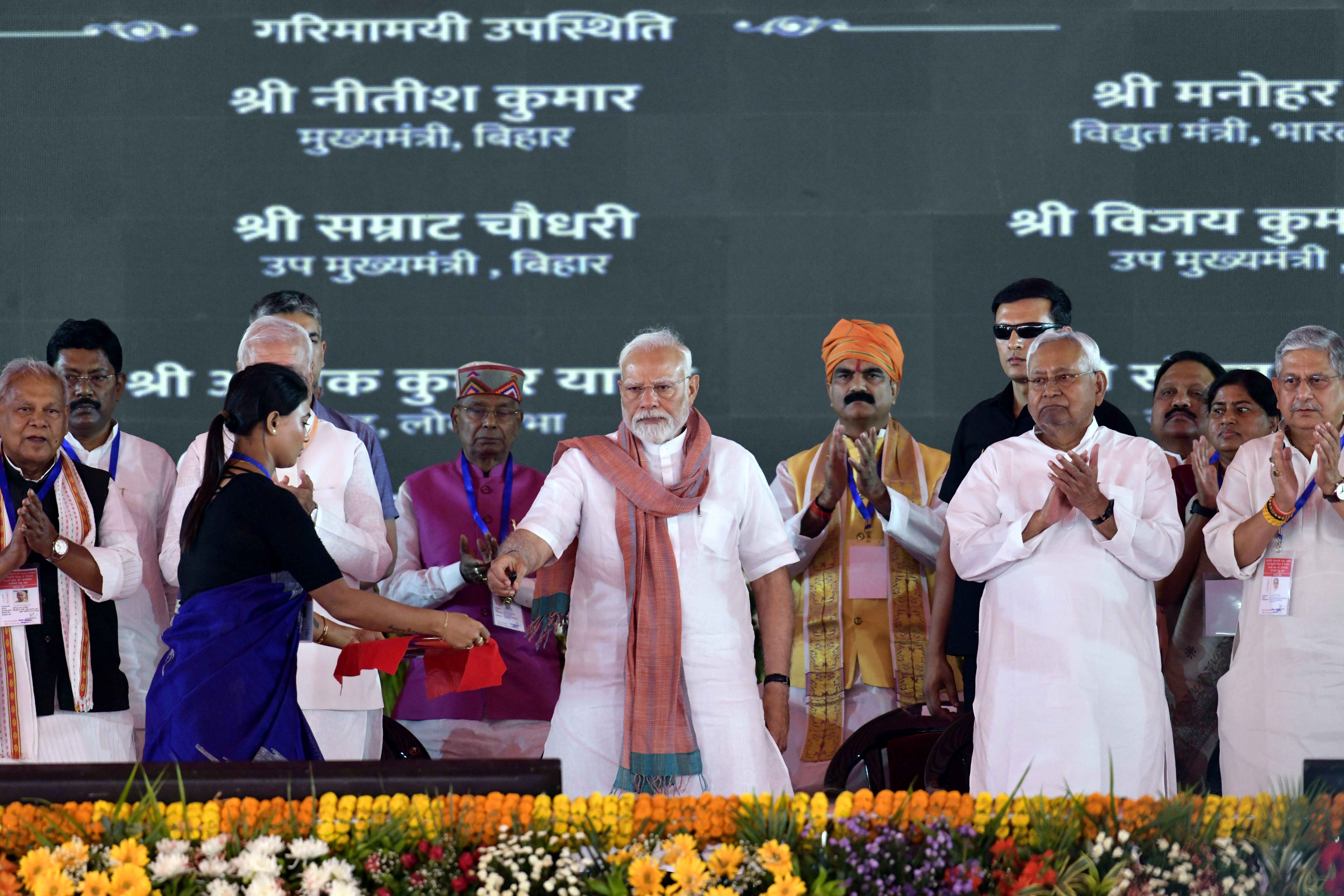 प्रधानमंत्री नरेंद्र मोदी ने मधुबनी के झंझारपुर में राष्ट्रीय पंचायती राज दिवस कार्यक्रम के दौरान कई विकास परियोजनाओं का उद्घाटन, शिलान्यास करते प्रधानमंत्री नरेंद्र मोदी ने मधुबनी के झंझारपुर में राष्ट्रीय पंचायती राज दिवस कार्यक्रम के दौरान कई विकास परियोजनाओं का उद्घाटन, शिलान्यास करते