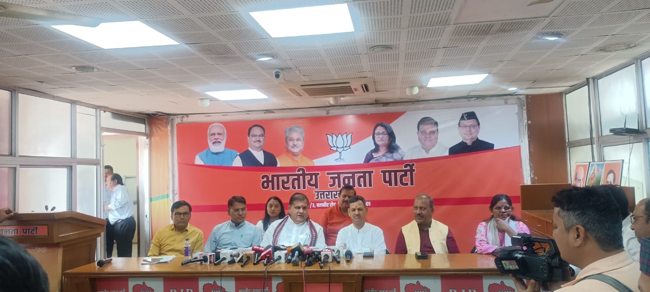 पत्रकारों से वार्ता करते भाजपा प्रदेश अध्यक्ष महेंद्र भट्ट व अन्य। पत्रकारों से वार्ता करते भाजपा प्रदेश अध्यक्ष महेंद्र भट्ट व अन्य।