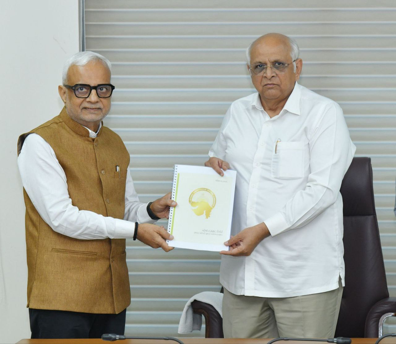 गुजरात प्रशासनिक सुधार आयोग की सिफारिशों की दूसरी रिपोर्ट मुख्यमंत्री को सौंपी