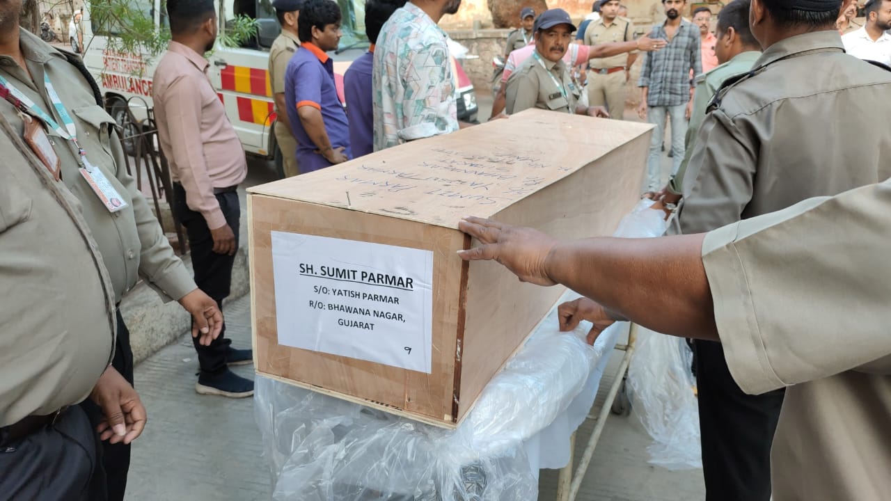 मृतक का शव गुजरात लाया गया। मृतक का शव गुजरात लाया गया।