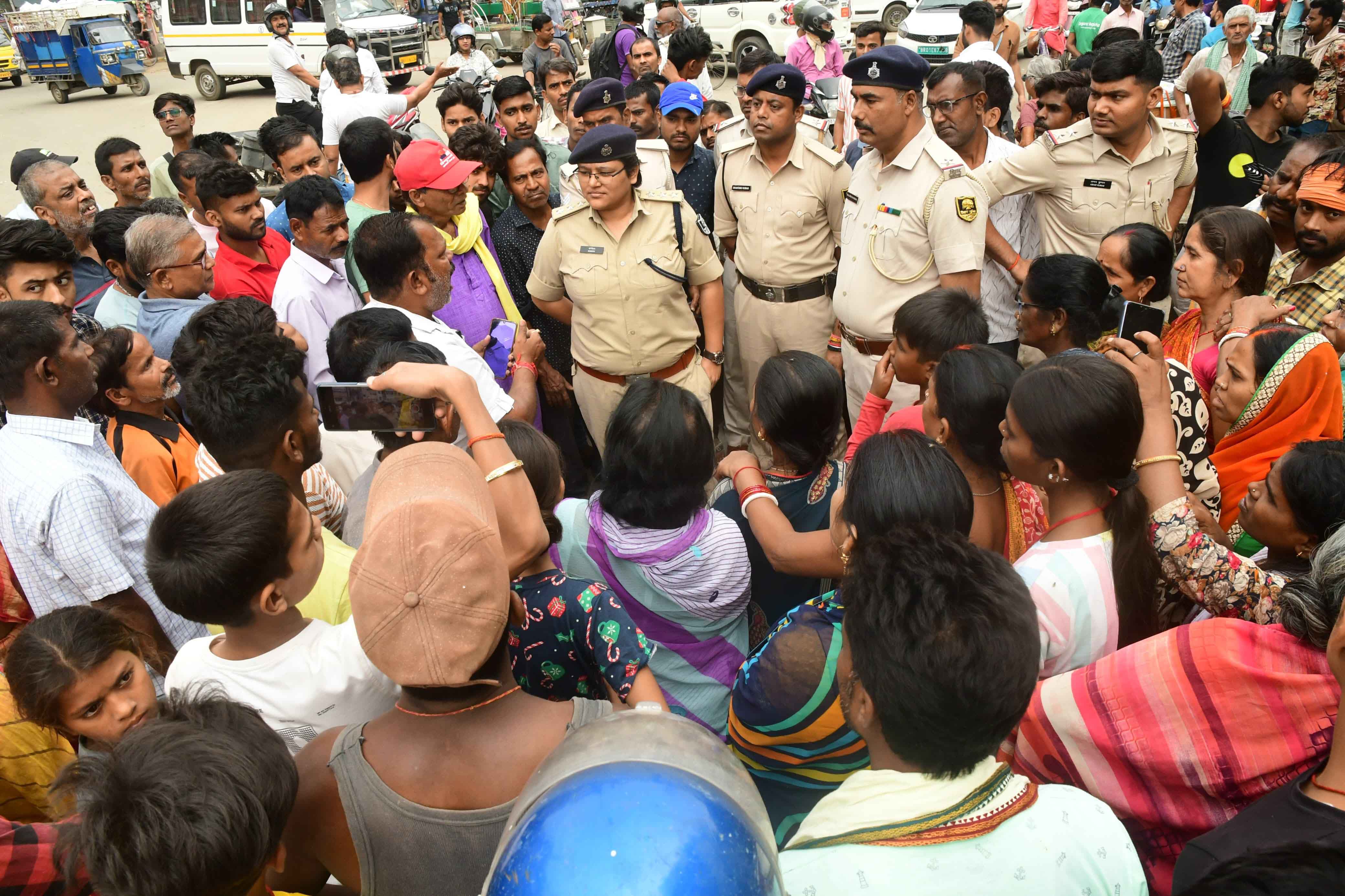 लोदीपुर पुलिस लाइन के पास नगर निगम द्वारा गन्दा पानी सप्लाई के खिलाफ प्रदर्शन करते लोदीपुर पुलिस लाइन के पास नगर निगम द्वारा गन्दा पानी सप्लाई के खिलाफ प्रदर्शन करते