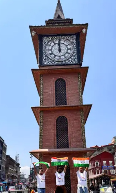 कश्मीर के लाल चौक पर तिरंगा फहराते सूरत के युवक। कश्मीर के लाल चौक पर तिरंगा फहराते सूरत के युवक।