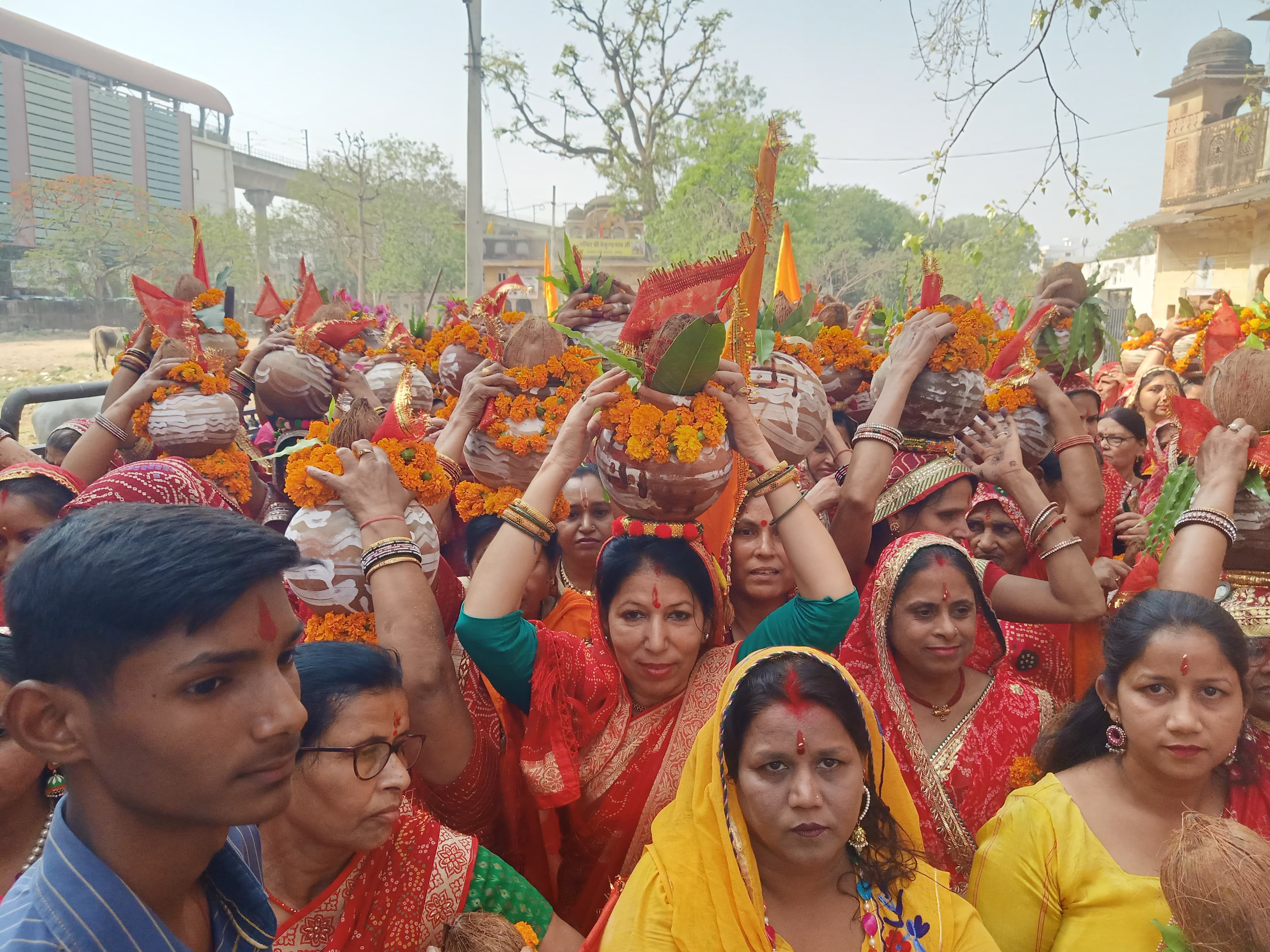 शिव परिवार व राम दरबार की मूर्ति प्राण प्रतिष्ठा में निकली कलश यात्रा शिव परिवार व राम दरबार की मूर्ति प्राण प्रतिष्ठा में निकली कलश यात्रा
