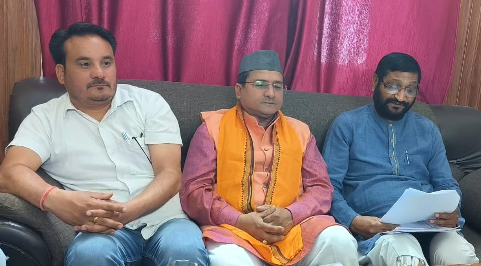 गोपेश्वर में पत्रकारों से बातचीत करते हुए विधायक अनिल नौटियाल। गोपेश्वर में पत्रकारों से बातचीत करते हुए विधायक अनिल नौटियाल।