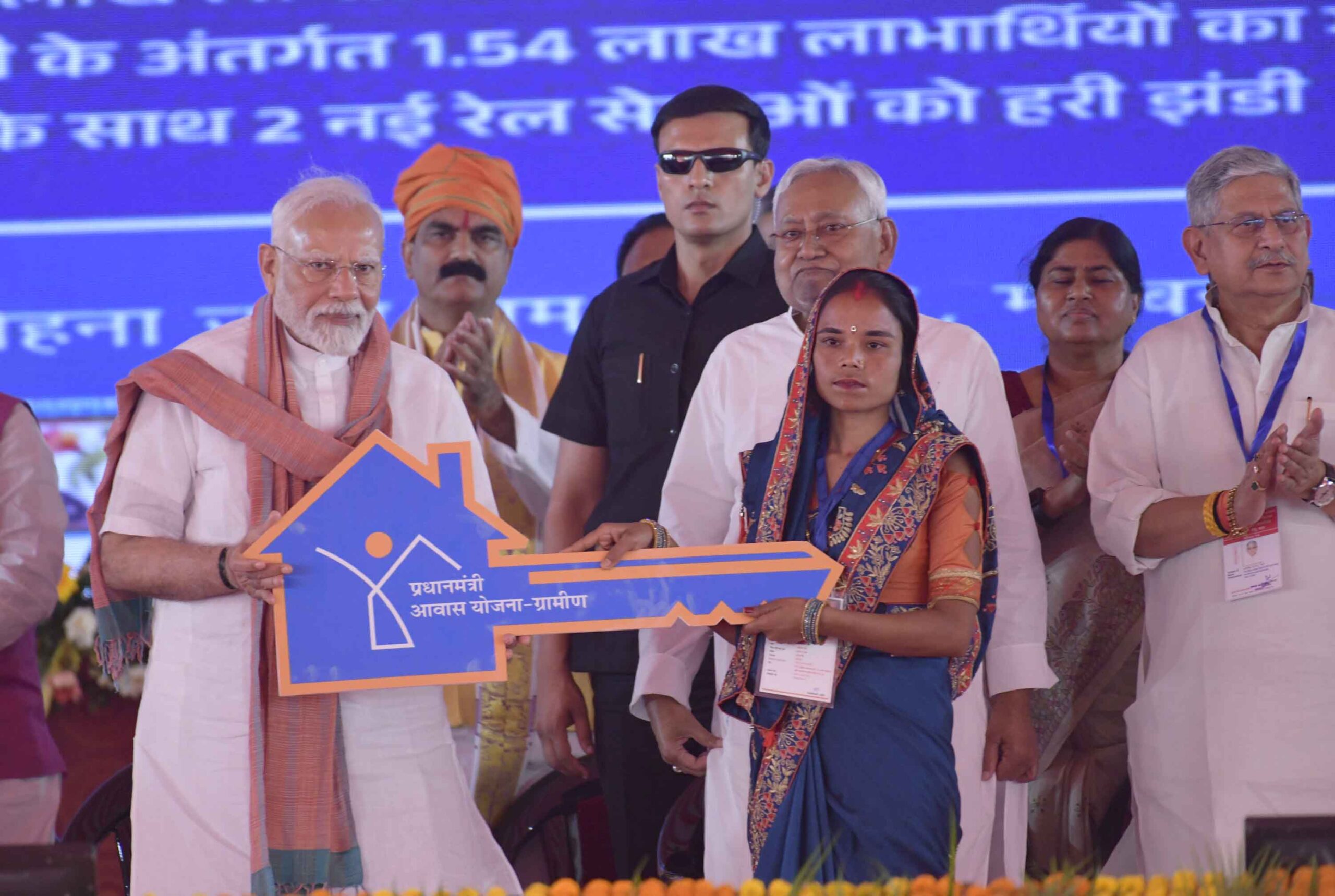 प्रधानमंत्री नरेन्द्र मोदी ने मधुबनी के झंझारपुर में कई विकास परियोजनाओं का उद्घाटन एवं शिलान्यास करते