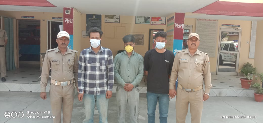 श्रीनगर मेयर की गाड़ी का शीशा तोड़ने वाले तीन आरोपी पकड़े श्रीनगर मेयर की गाड़ी का शीशा तोड़ने वाले तीन आरोपी पकड़े