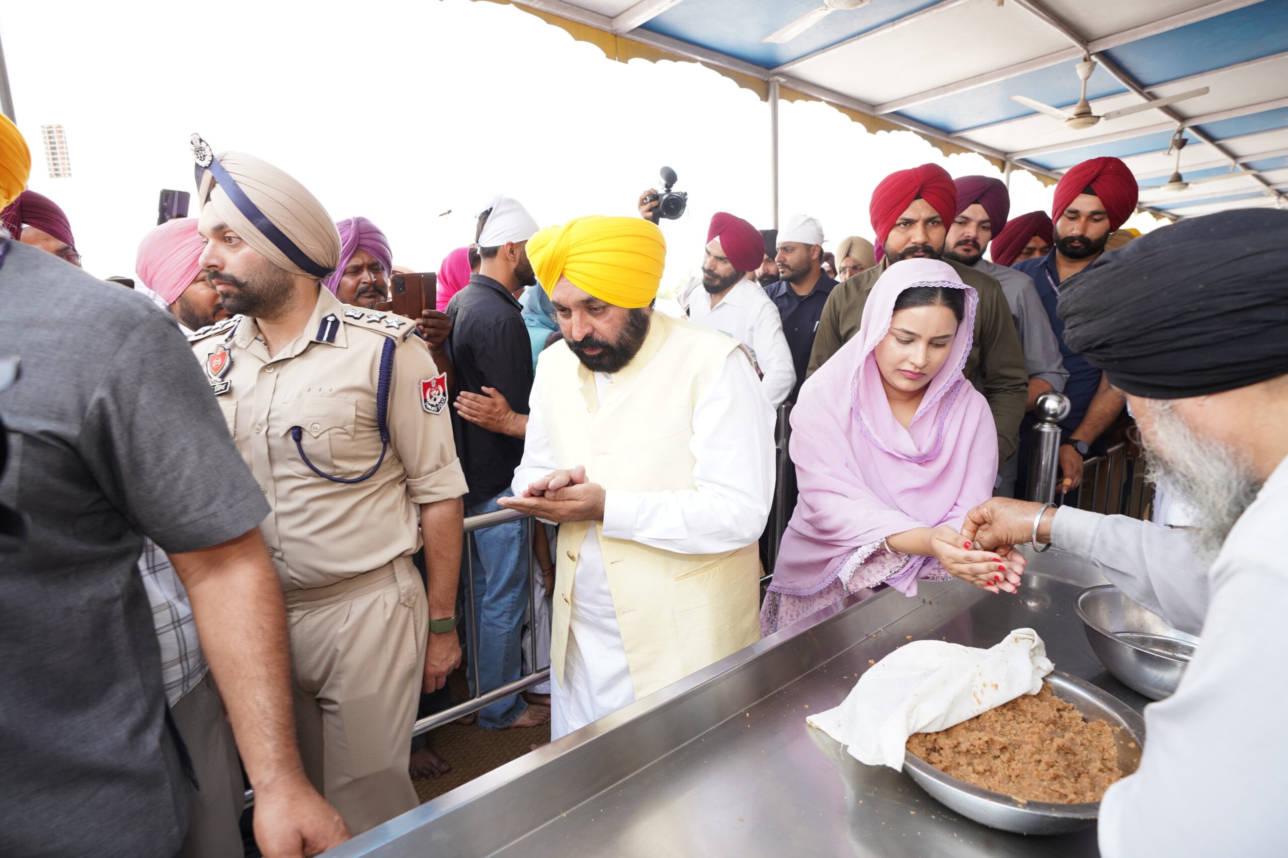 बैसाखी पर दरबार साहिब पहुंचे लाखों श्रद्धालु, सीएम मान ने पटियाला में टेका माथा