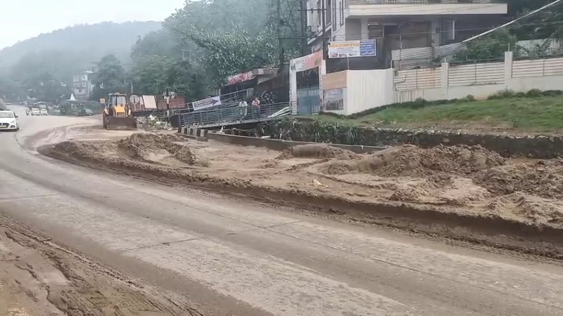 भारी जल जमाव के बाद राष्ट्रीय राजमार्ग पर जोराबाट हुआ कीचड़मय
