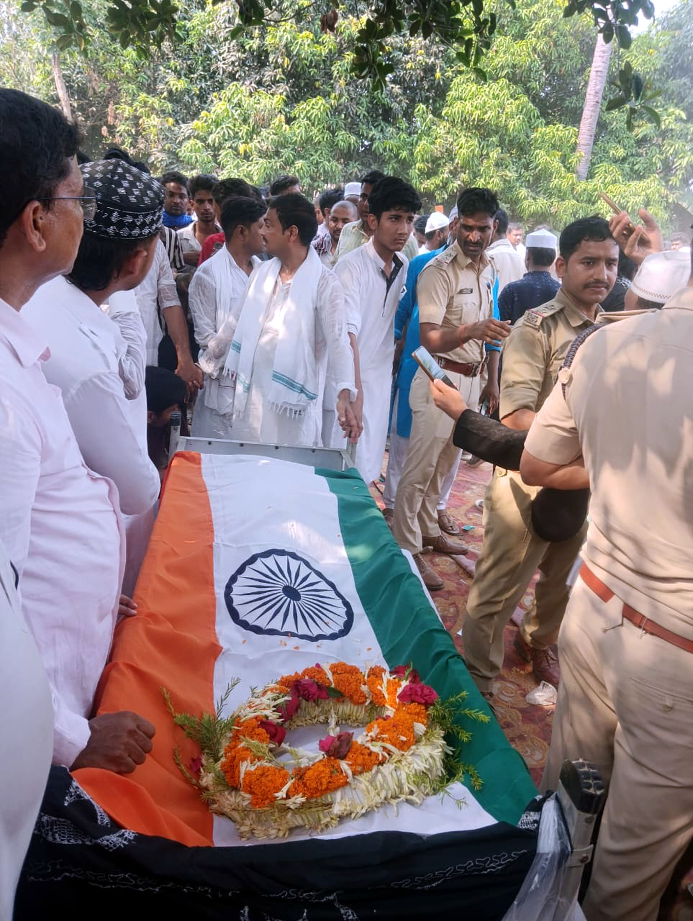 जम्मू जिले में ड्यूटी के दौरान शहीद हुए बीएसएफ सब-इंस्पेक्टर मोहम्मद इम्तियाज का पार्थिव शरीर छपरा स्थित घर पहुँचने पर परिजन के सदस्य रोते बिलकते जम्मू जिले में ड्यूटी के दौरान शहीद हुए बीएसएफ सब-इंस्पेक्टर मोहम्मद इम्तियाज का पार्थिव शरीर छपरा स्थित घर पहुँचने पर परिजन के सदस्य रोते बिलकते