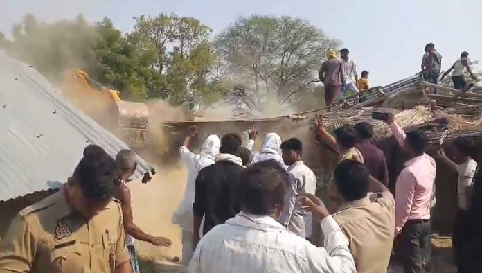 प्रयागराज में तालाब की जमीन पर बने सात अवैध घरों को किया गया जमीदोज