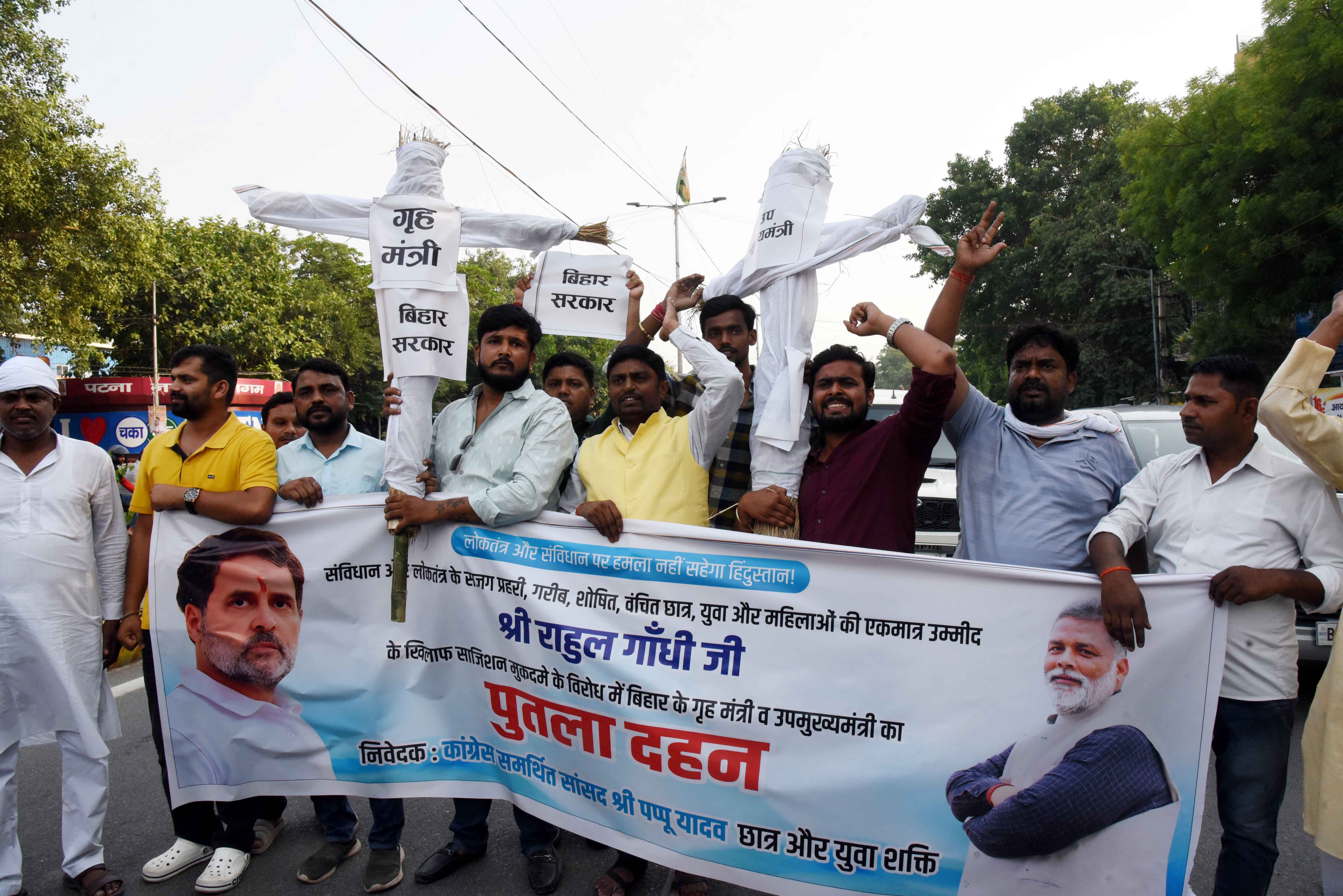 दरभंगा में नेता प्रतिपक्ष लोकसभ राहुल गांधी पर मुक़दमों किये जाने के विरोध में पप्पू यादव समर्थकों के द्वारा बिहार के गृह मंत्री और उप मुख्यमंत्री का पुतला दहन करते दरभंगा में नेता प्रतिपक्ष लोकसभ राहुल गांधी पर मुक़दमों किये जाने के विरोध में पप्पू यादव समर्थकों के द्वारा बिहार के गृह मंत्री और उप मुख्यमंत्री का पुतला दहन करते