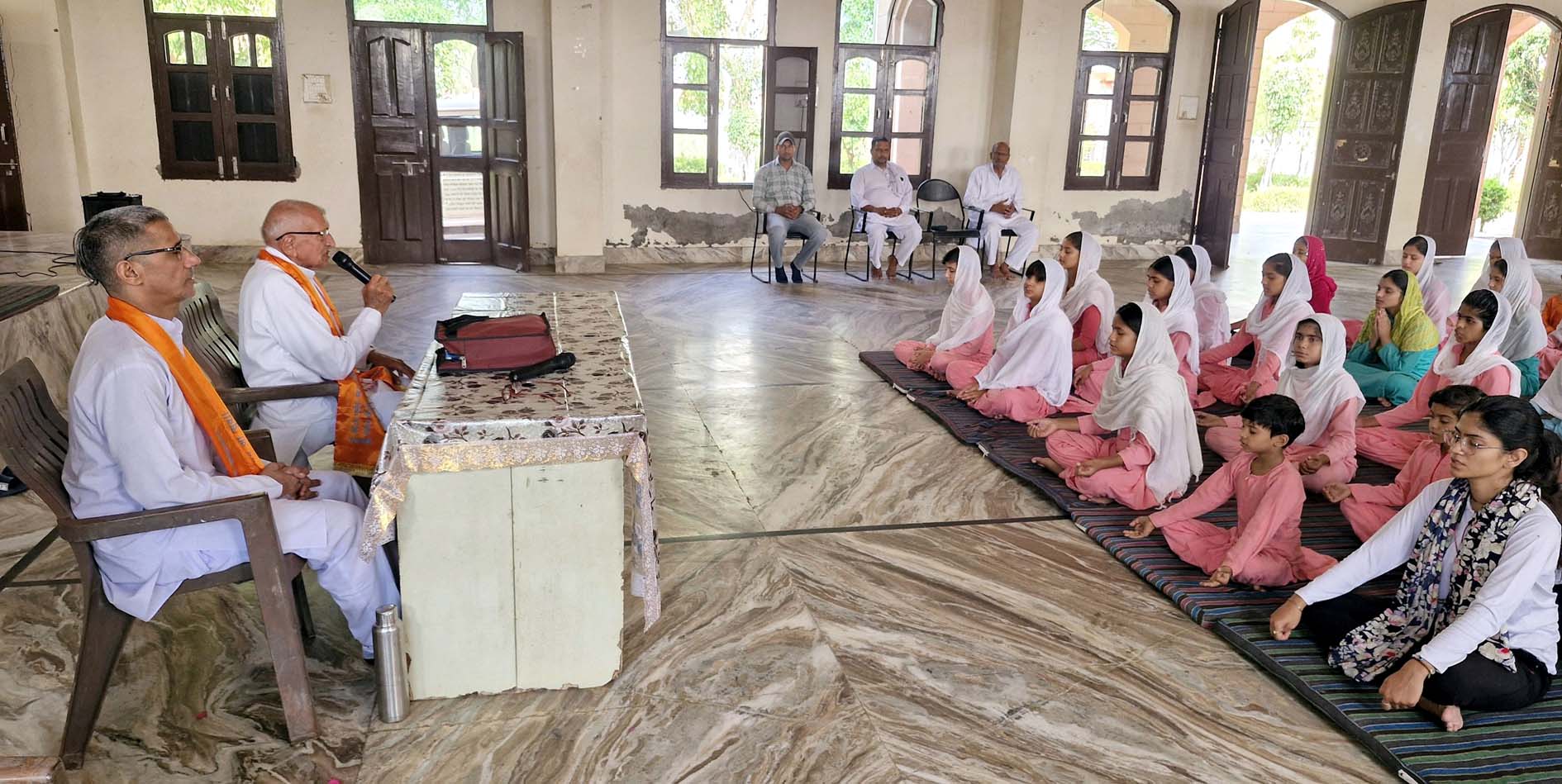 हिसार : कन्या गुरुकुल घिराय में सात दिवसीय योग शिविर शुरू