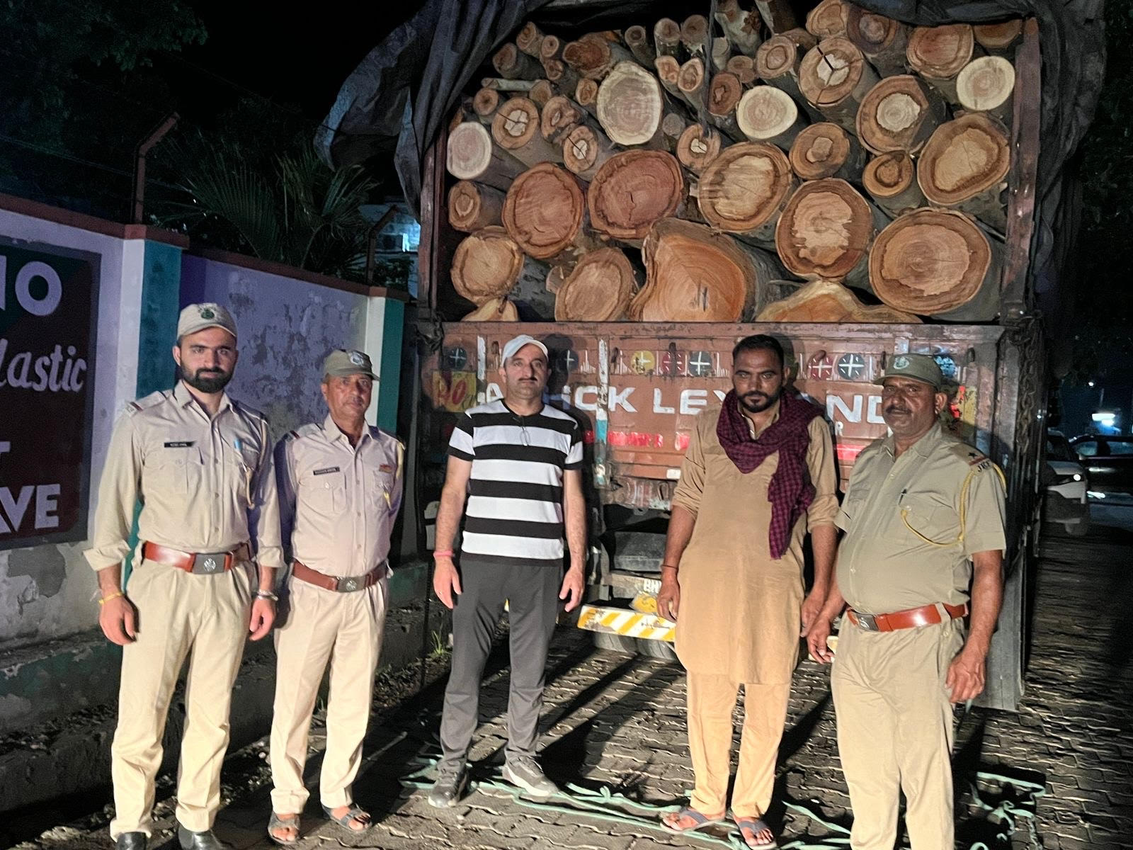 लकड़ तस्करी प्रयास विफल, प्रदेश के बाहर जा रहे लकड़ी से भरे दो ट्रक जब्त