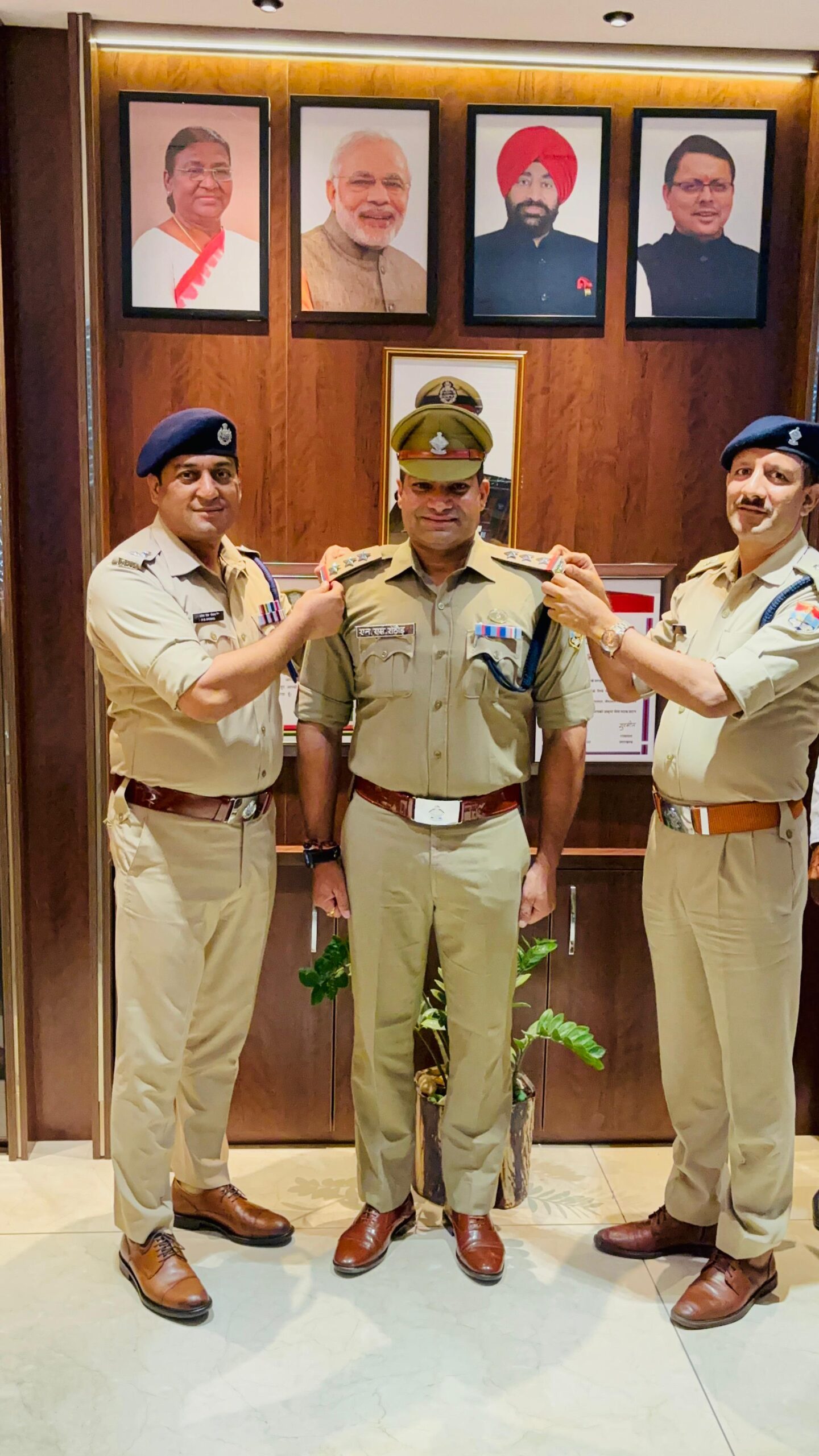 पुलिस कप्तान ने 10 नए इंस्पेक्टर्स के कंधे पर लगाए स्टार