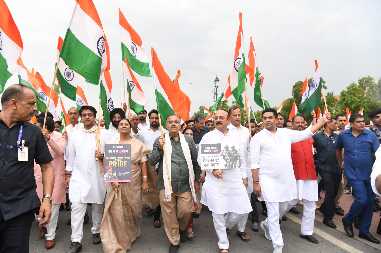 तिरंगा यात्रा का आगाज, भाजपा कार्यकर्ताओं ने सैनिकों के सम्मान में निकाली विशाल रैली