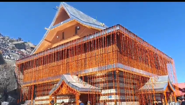 चूड़धार मंदिर में उमड़ा श्रद्धालुओं का सैलाब, स्वच्छता बनाए रखने की अपील