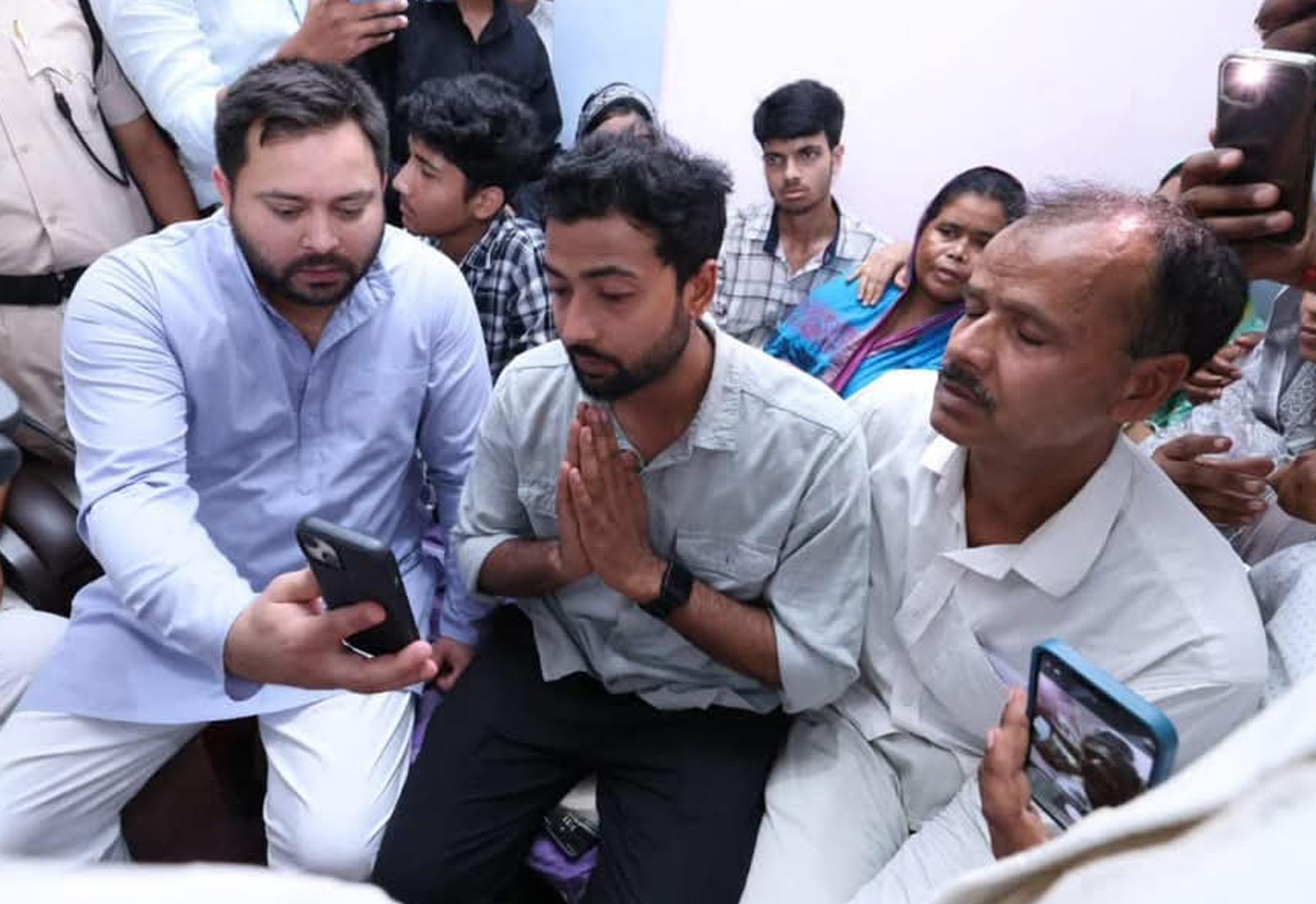 सारण: राजद नेता तेजस्वी यादव ने जम्मू जिले में ड्यूटी के दौरान शहीद हुए बीएसएफ सब-इंस्पेक्टर मोहम्मद इम्तियाज के परिवार से मुलाकात की और उन्हें सांत्वना देते सारण: राजद नेता तेजस्वी यादव ने जम्मू जिले में ड्यूटी के दौरान शहीद हुए बीएसएफ सब-इंस्पेक्टर मोहम्मद इम्तियाज के परिवार से मुलाकात की और उन्हें सांत्वना देते