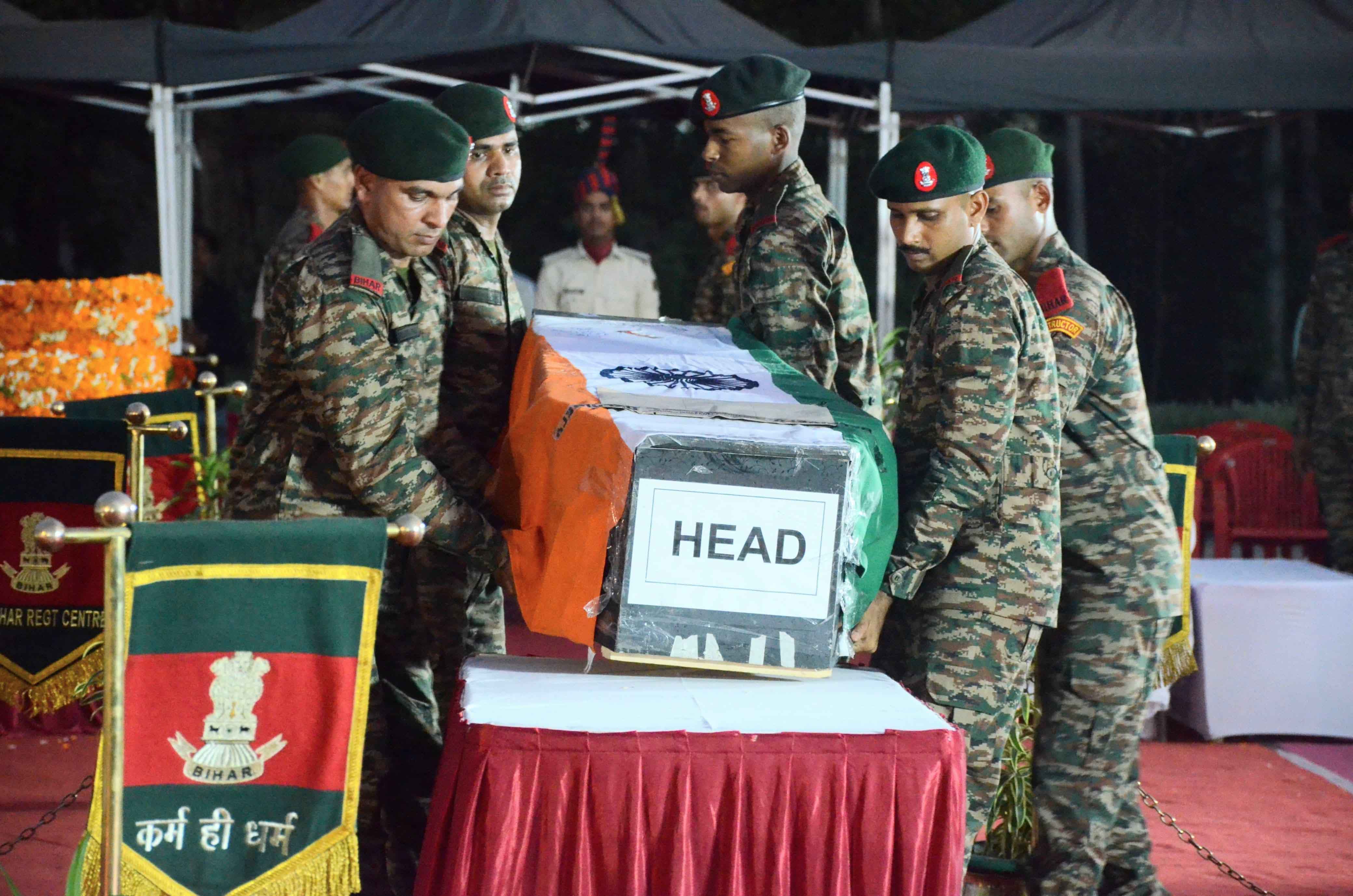 जम्मू-कश्मीर के लद्दाख में ड्यूटी के दौरान शहीद हुए सैन्यकर्मी मनीष कुमार के पार्थिव शरीर को ले जाते सेना के जवान। जम्मू-कश्मीर के लद्दाख में ड्यूटी के दौरान शहीद हुए सैन्यकर्मी मनीष कुमार के पार्थिव शरीर को ले जाते सेना के जवान।