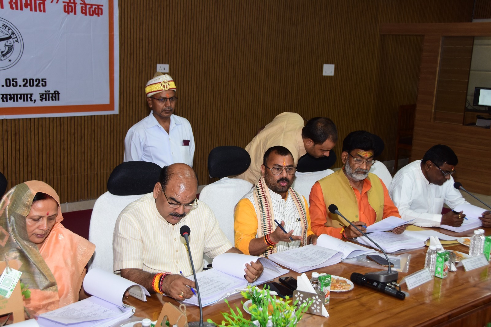 जनप्रतिनिधियों के पत्रों पर प्राथमिकता से संज्ञान लें अधिकारी : सुरेन्द्र चौधरी