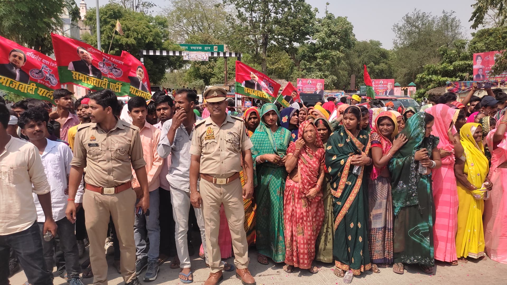 अखिलेश यादव का स्वागत करते अखिलेश यादव का स्वागत करते